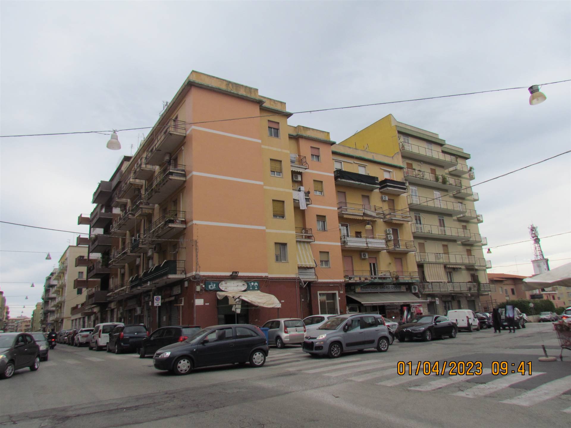 Disponiamo di un locale commerciale, categoria C/1 di 69 mq catastali, con esposizione angolare tra Viale Zecchino e Piazza Giovanni XXIII, con tre 