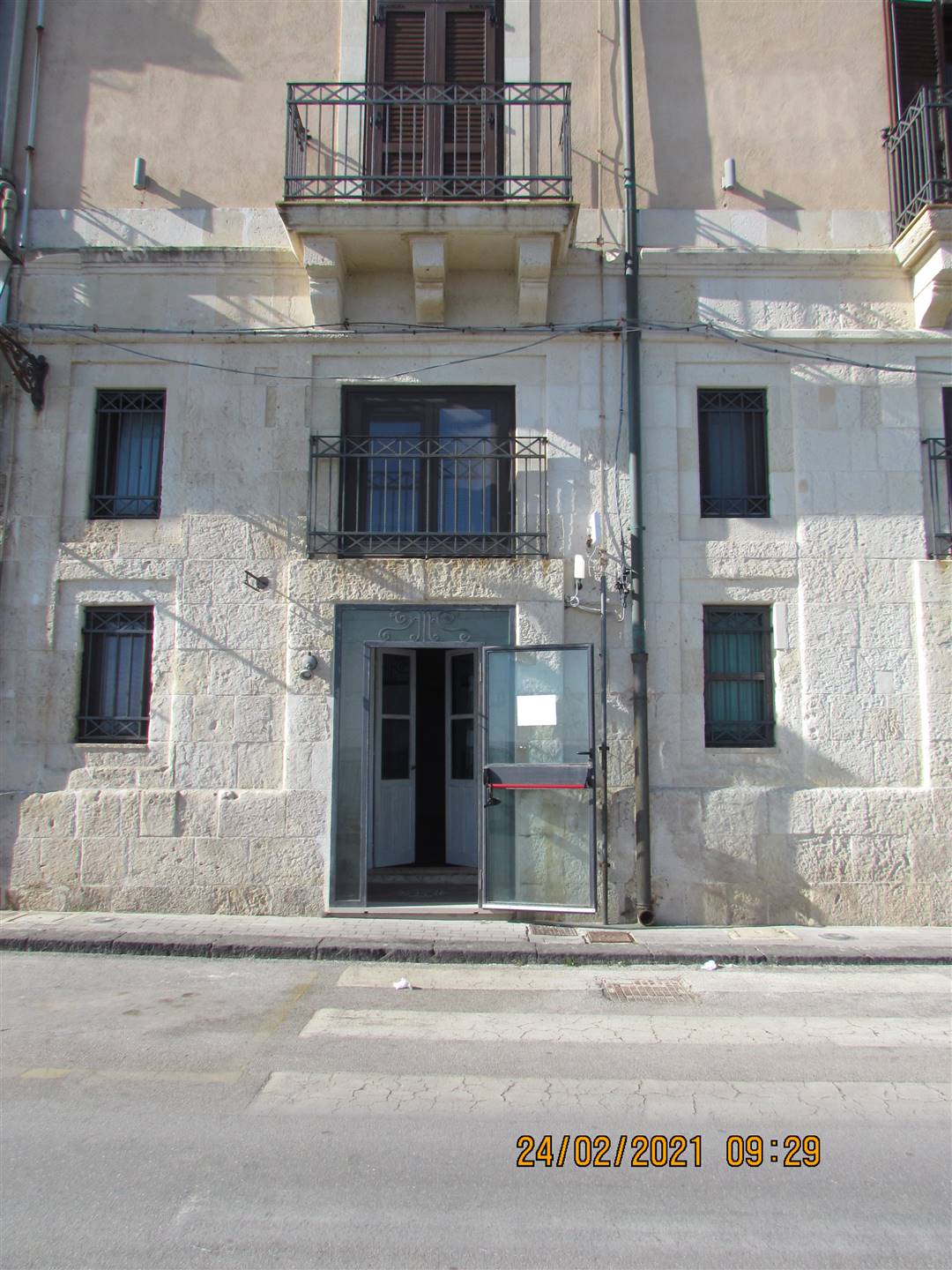 In Ortigia facing the sea, we have a 41 square meters apartment located on the ground floor and consisting of a room with services. Good condition.