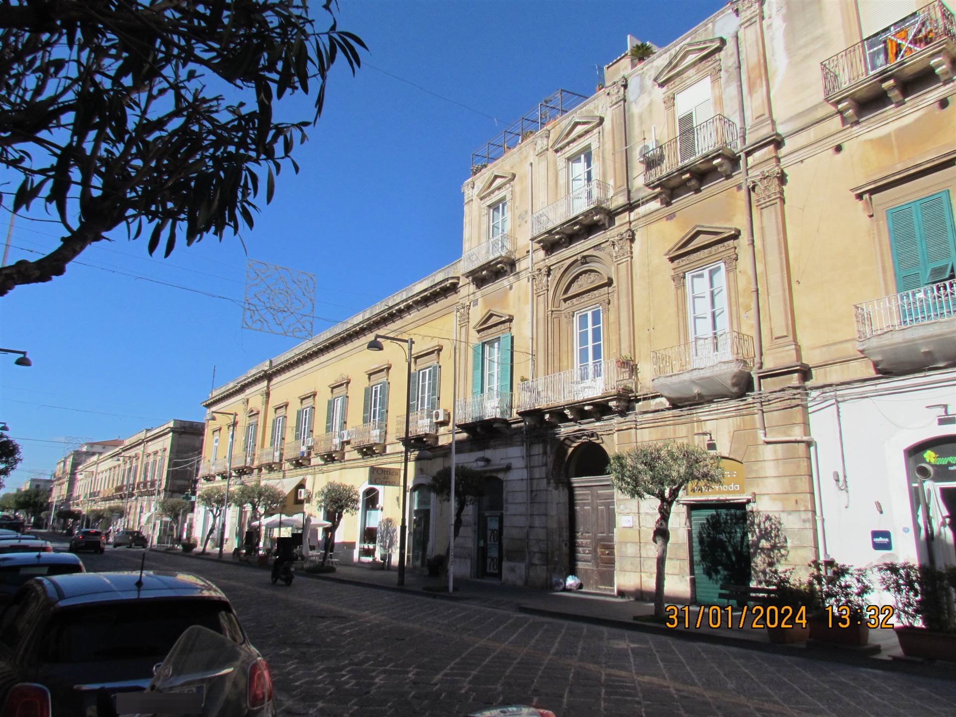 Apartment for sale in Syracuse, located in the renowned Corso Umberto. The 57 sqm property is situated on the second floor of a building with a 