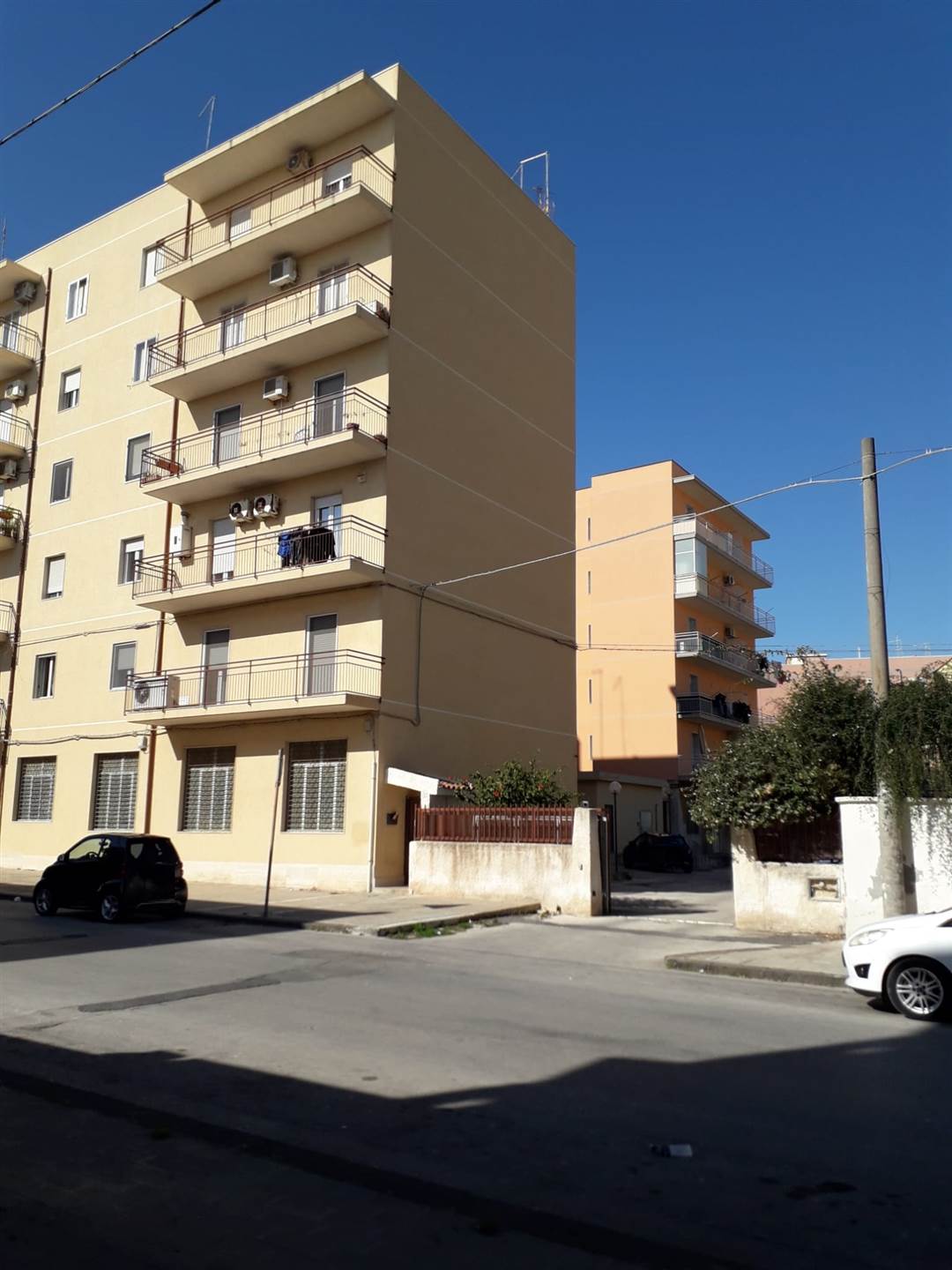 In a fenced condominium, we have an apartment of 127 square meters, located on the fourth floor and composed of: entrance hall, living room, two 