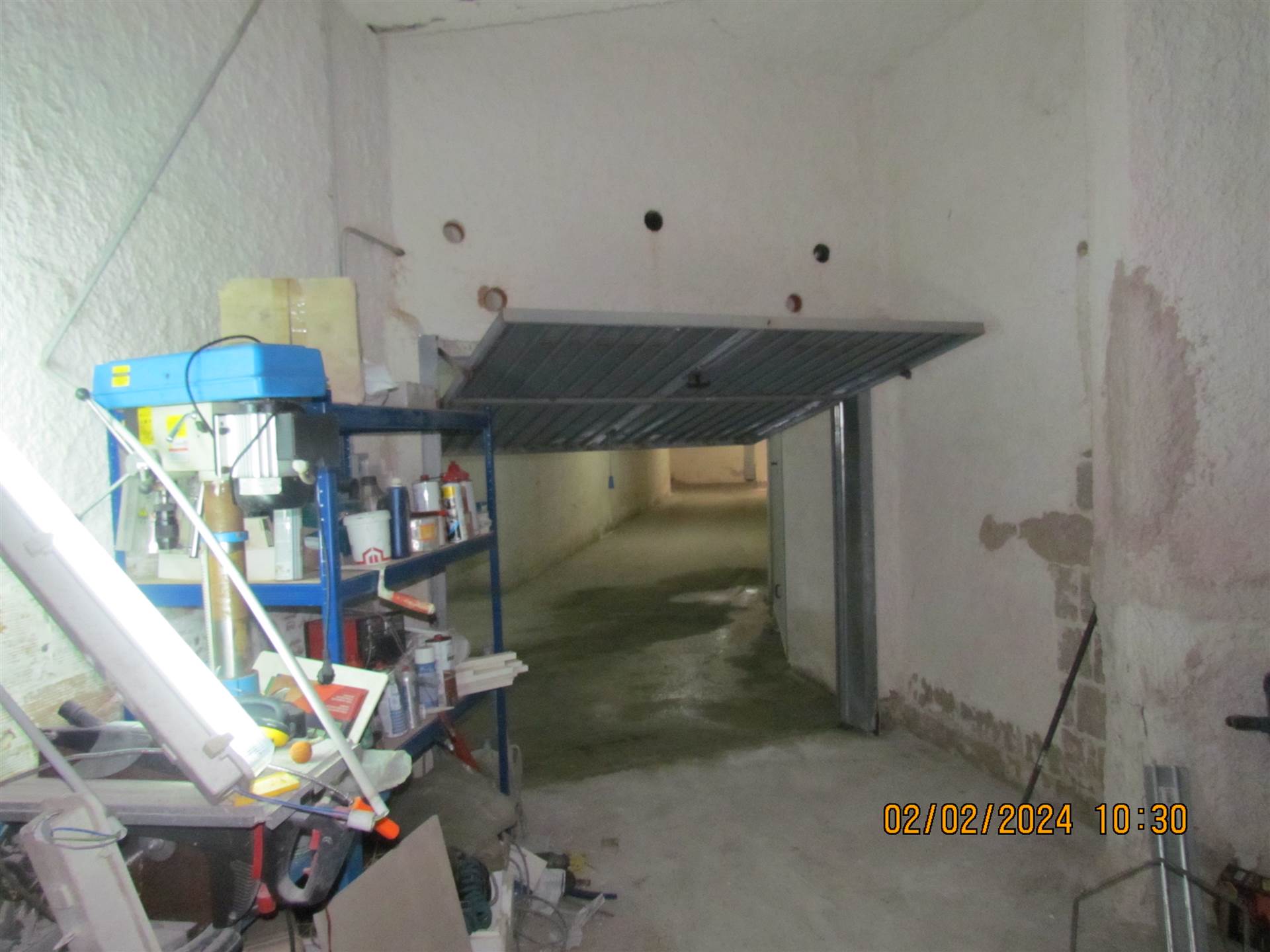 We have a garage of 37 square meters, located in the basement and consisting of a room. Fair condition.