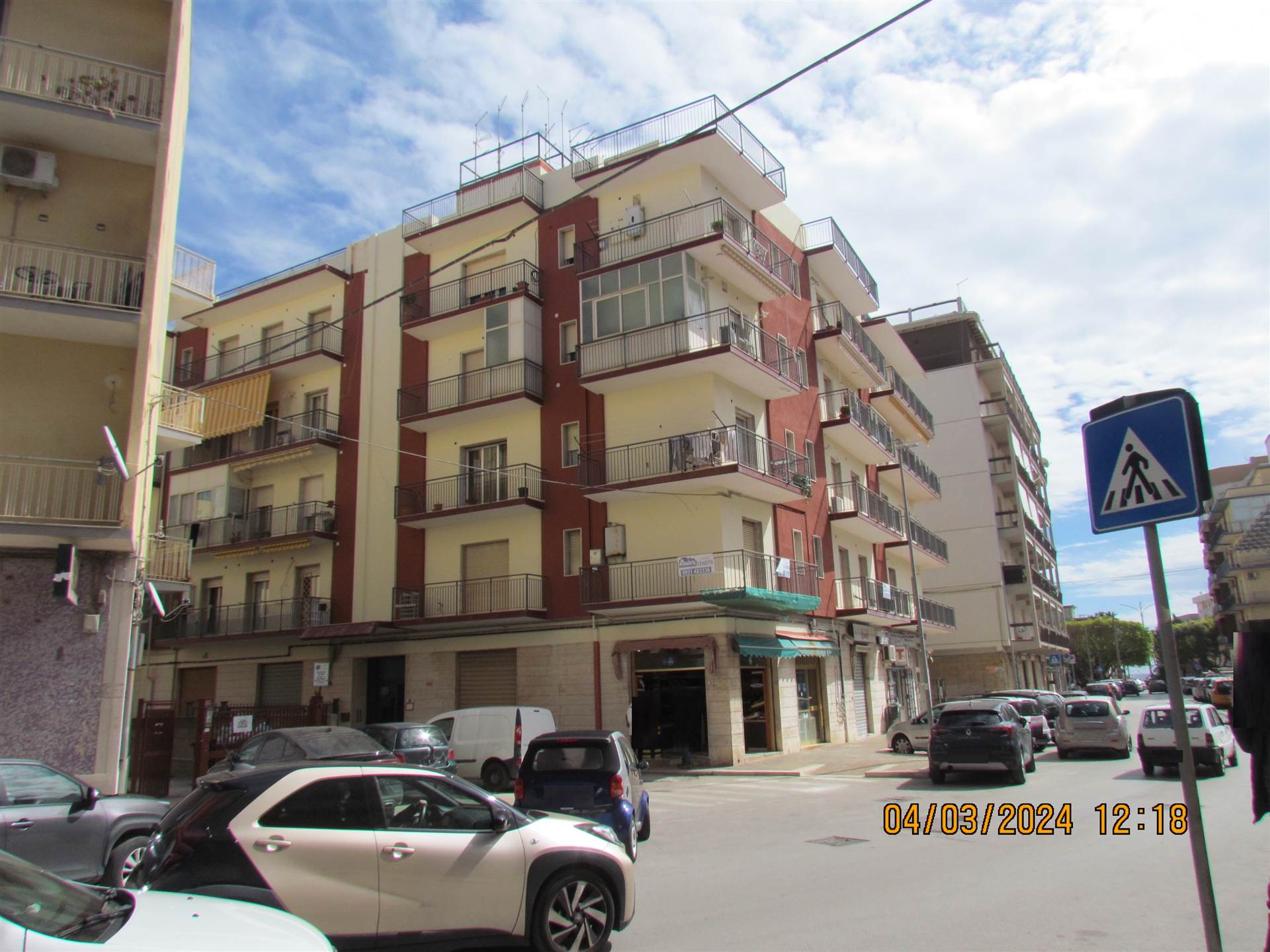 We have a 130 square meters apartment, located on the first floor and composed of: entrance hall, living room, two bedrooms, kitchen, bathroom, 