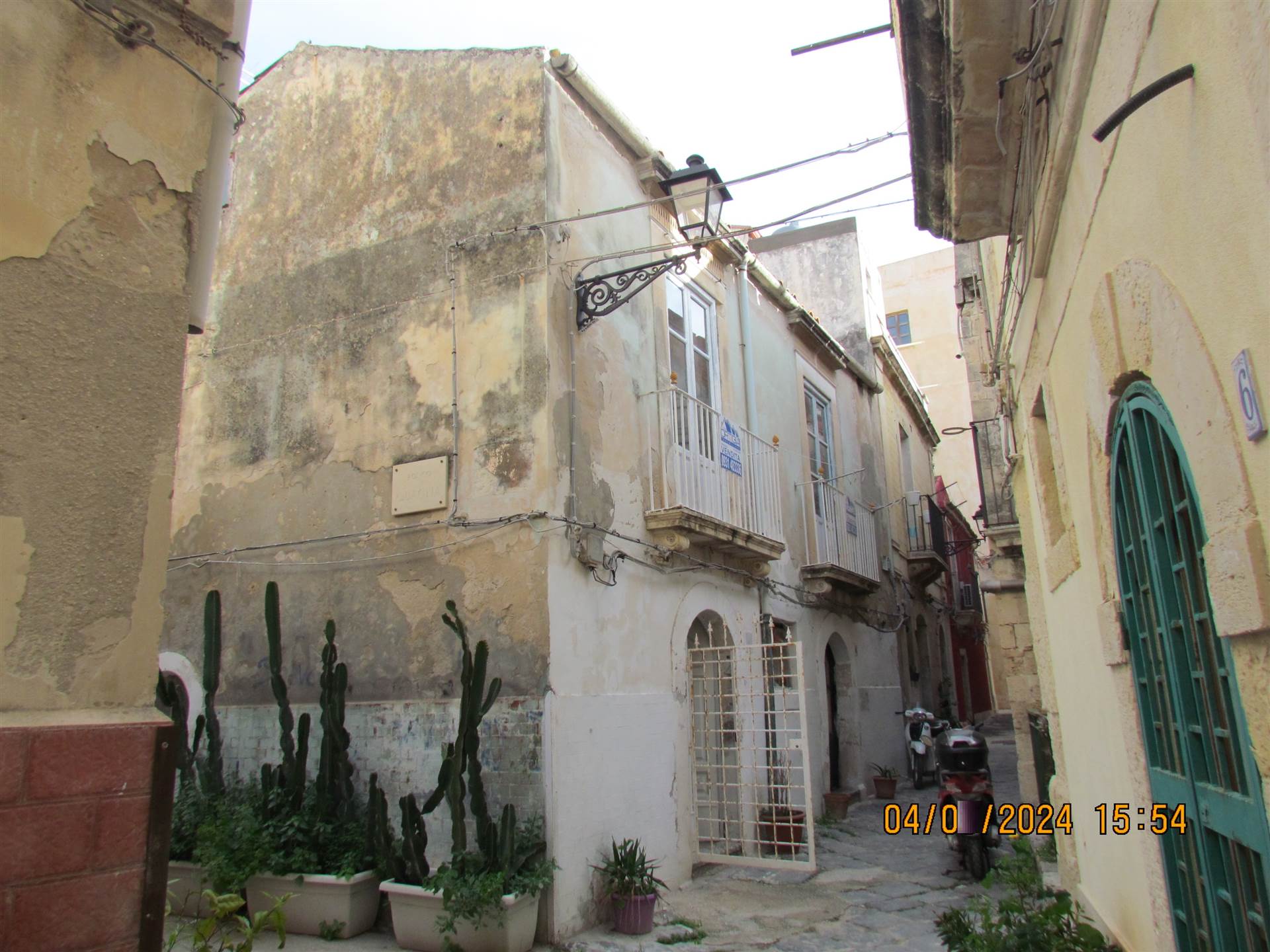 In the historic center of Ortigia, in Vicolo Ildebrando, we have an independent home of 235 square meters, located on two levels and composed of: on 