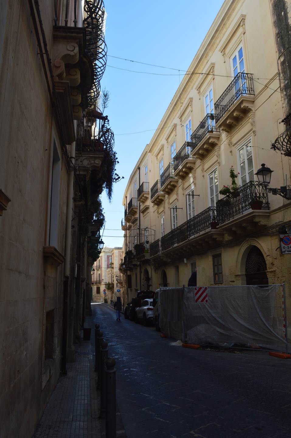 In Ortigia, in Via della Maestranza, we have an apartment of 26 square meters, located on the ground floor and composed of: entrance to lounge, 