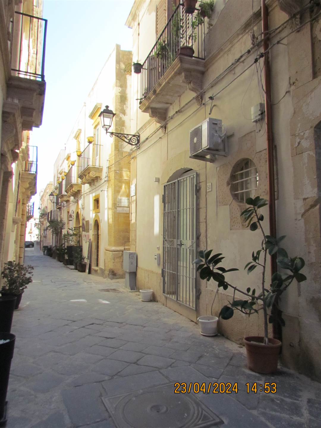 In Ortigia, near the Jewish baths in Via Alagona, we have an apartment of 58 square meters, located on the ground floor and composed of: entrance 