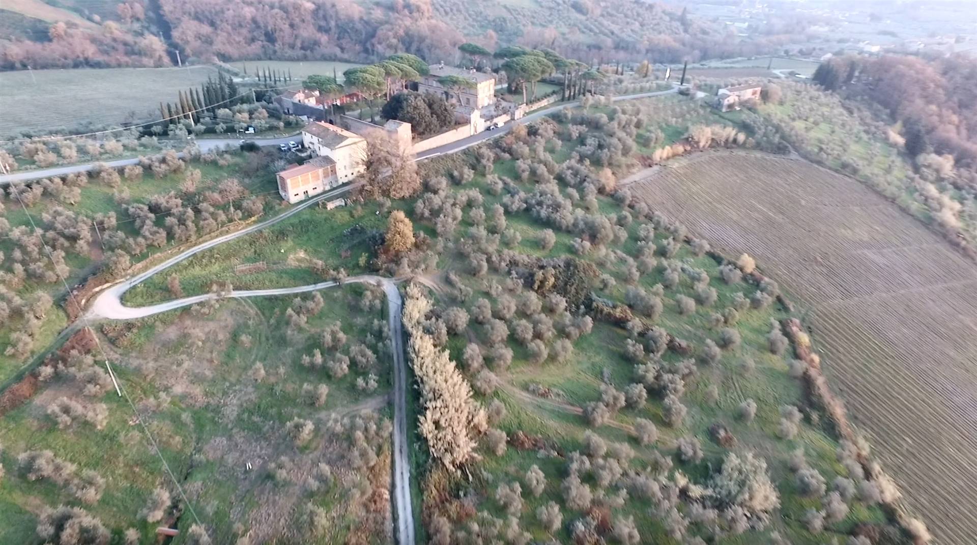 Situata a 11 km dal centro storico di Lucca, alle pendici dei monti delle Pizzorne e in posizione panoramica, la Casa del Topo è un fabbricato fuori 