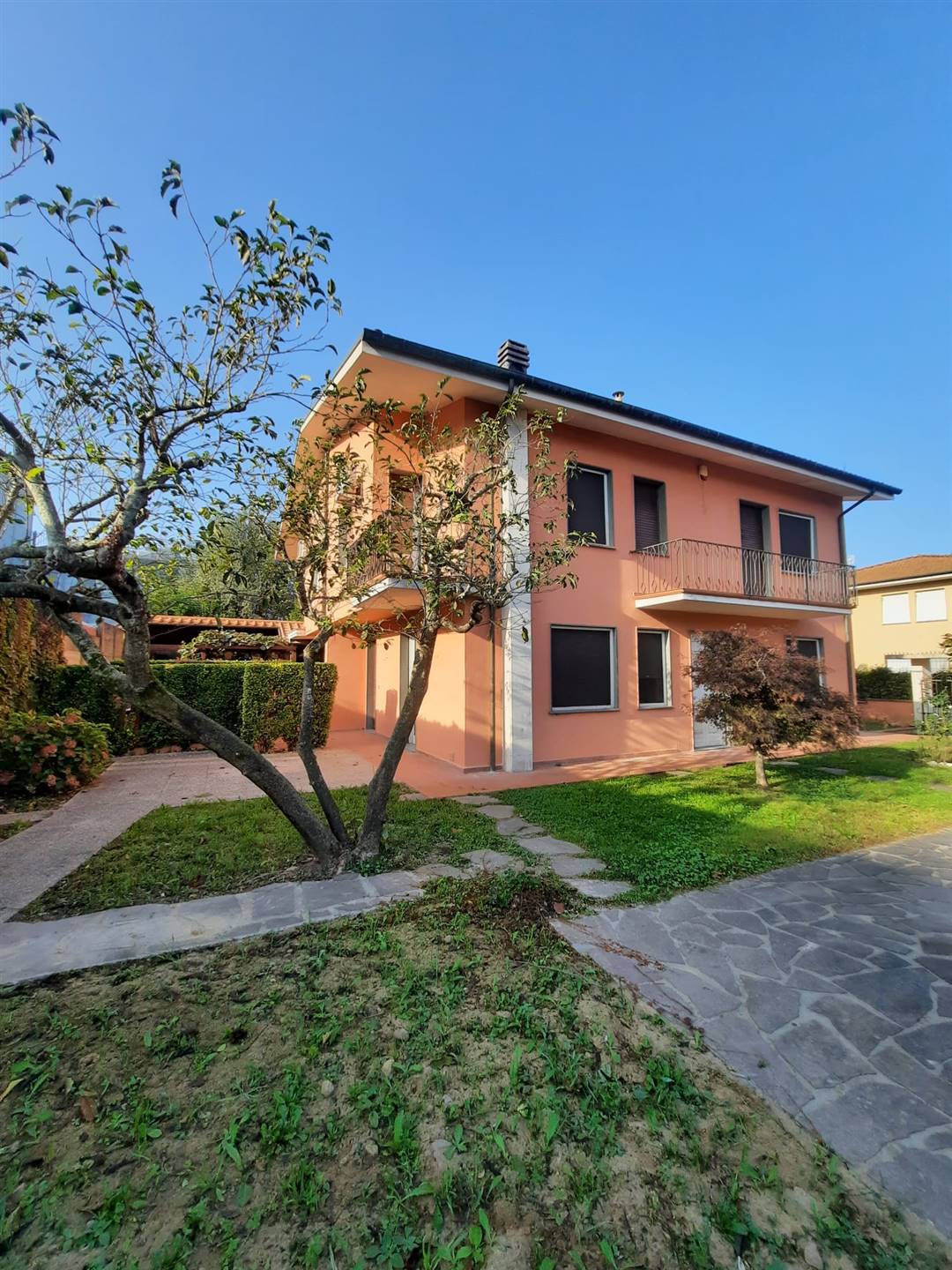 Villa bifamiliare in vendita a Lucca Nave
