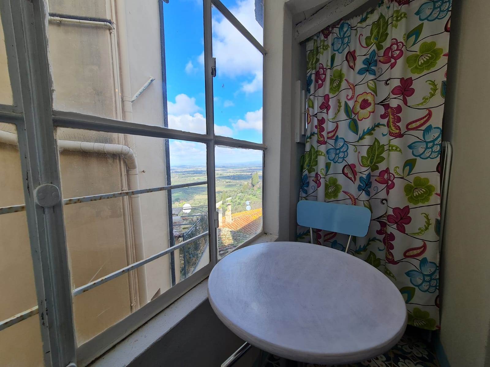 Splendido appartamento al piano primo in vendita a Castagneto Carducci, nel cuore dell'alta maremma, con una caratteristica vista nascosta. 