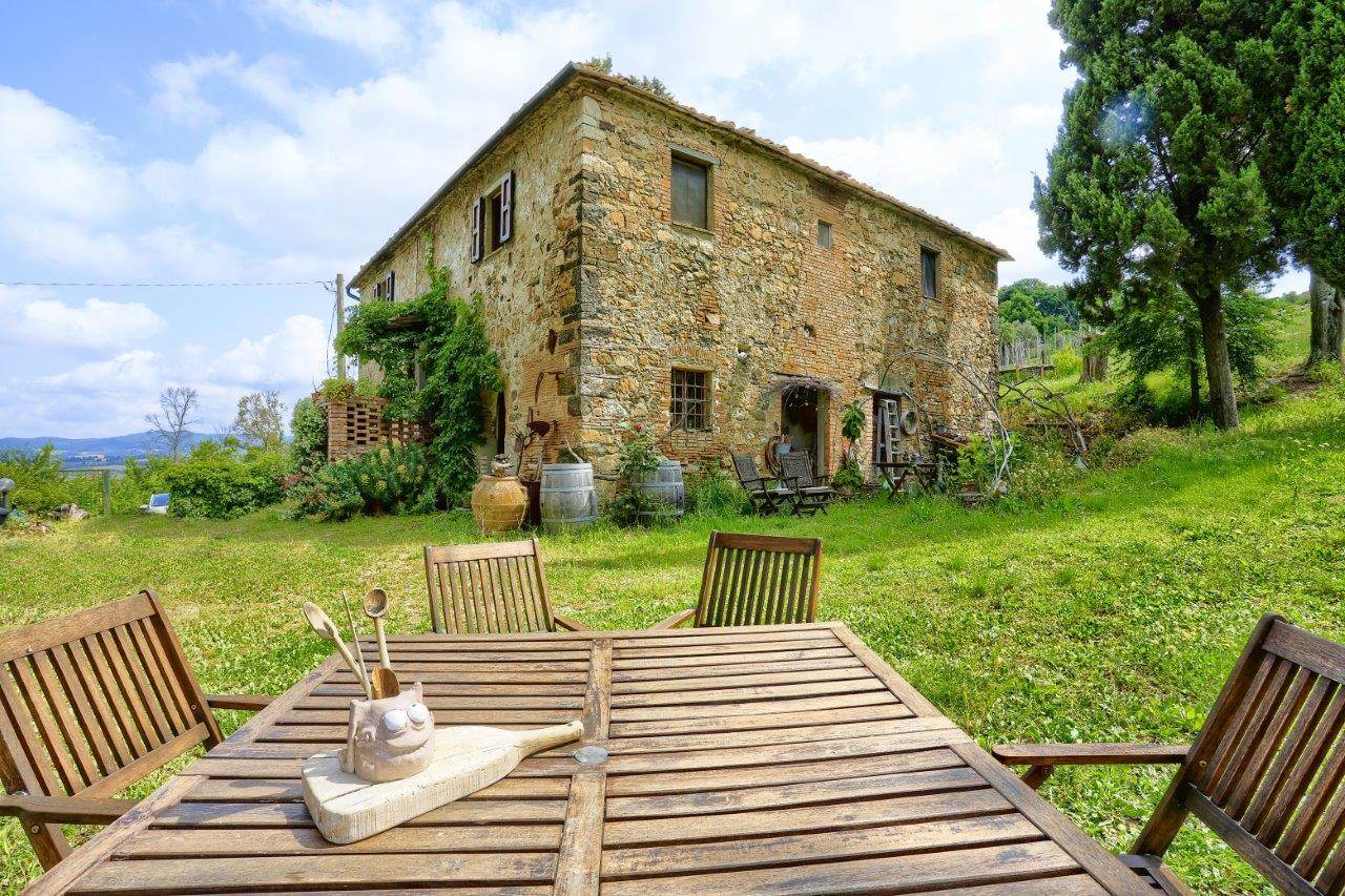 Affascinante proprietà rurale toscana con magazzino da ristrutturare e vista panoramica sui colli La proprietà si raggiunge attraverso una suggestiva 