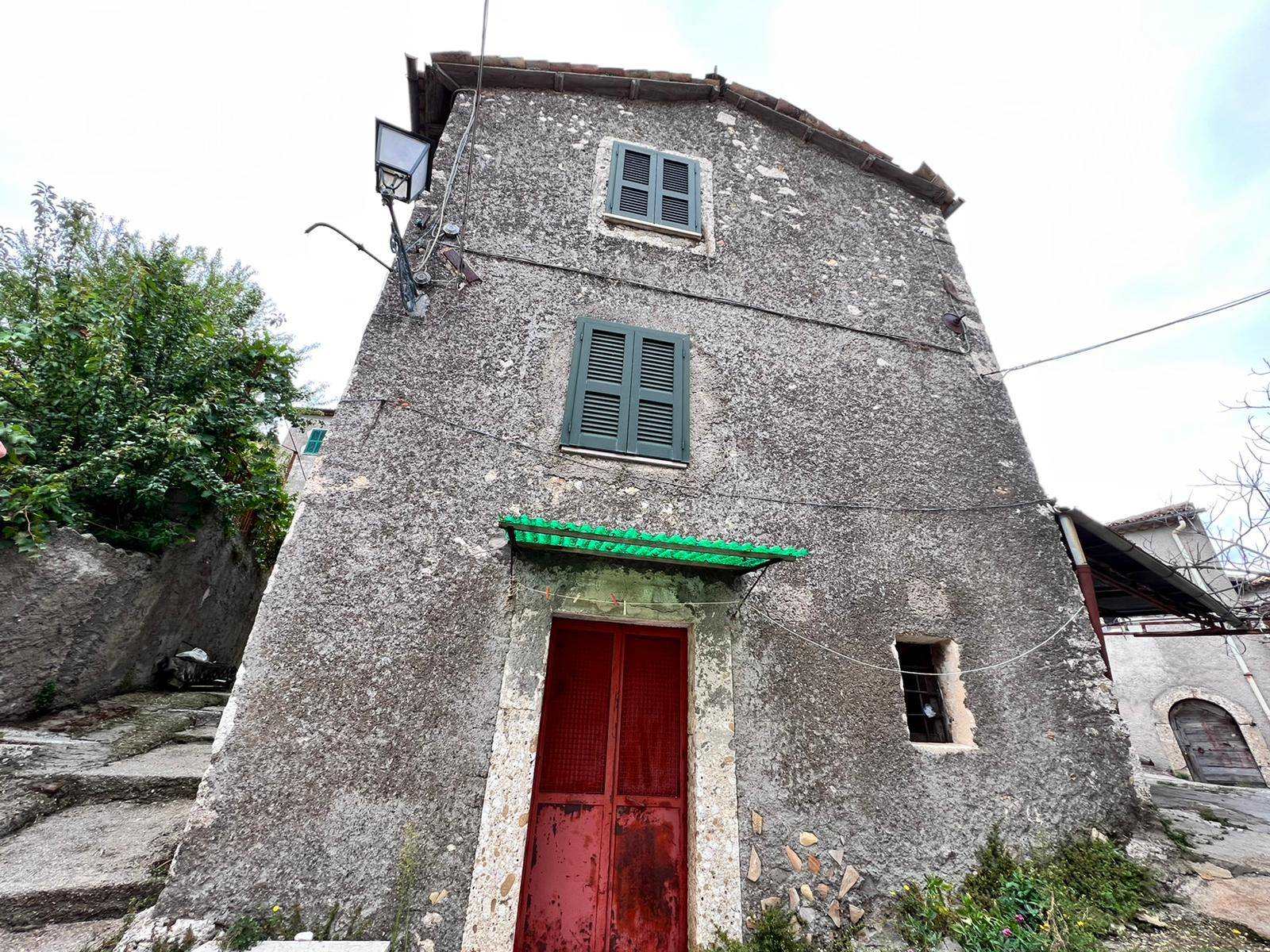 Terratetto da ristrutturare in zona Civitavecchia a Arpino