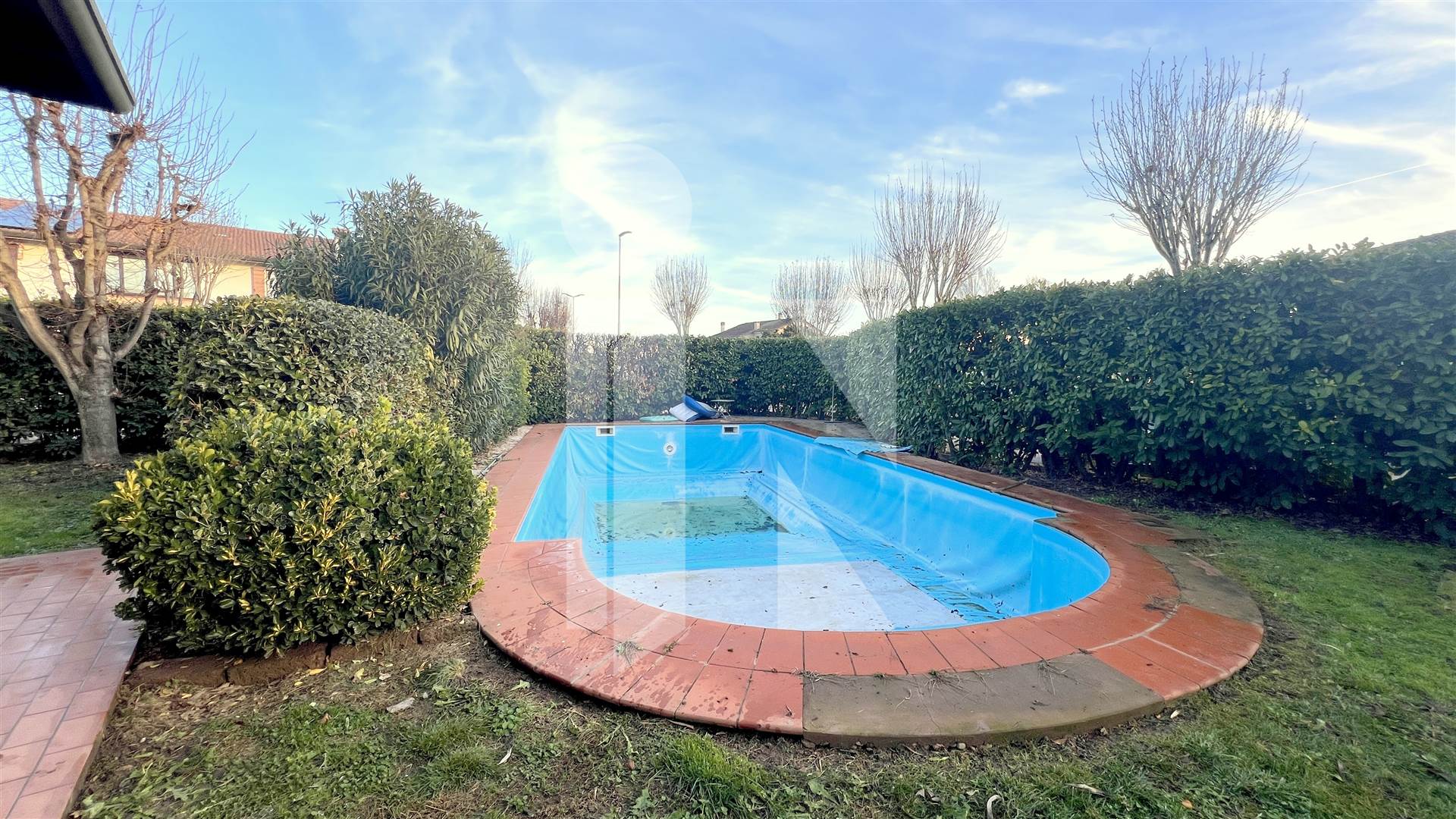 Villa Bifamigliare con ampio giardino e piscina
