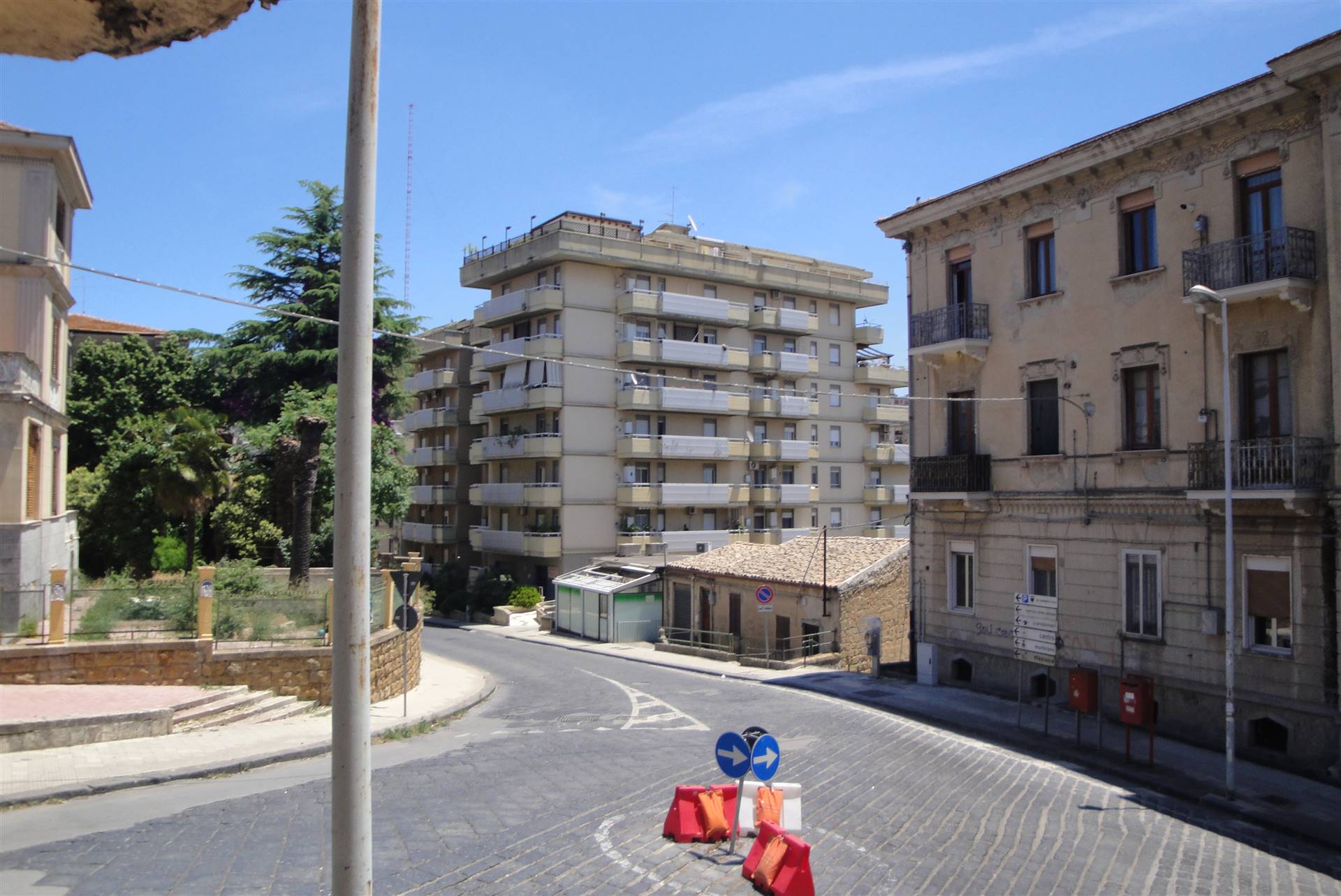 A Caltanissetta in Viale Trieste ,proponiamo in affitto due mini appartamenti confinanti ,posti al secondo piano, per uso studio medico arredati. Lo 