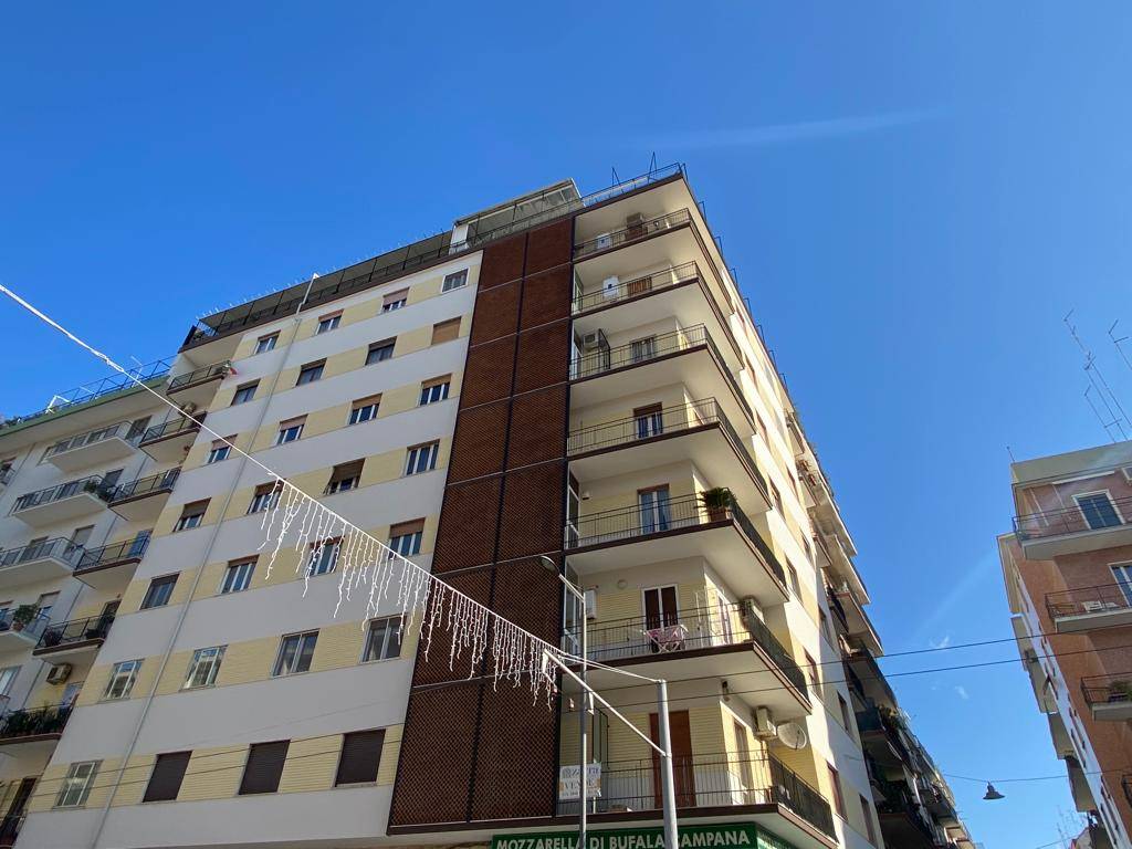 CARRASSI, BARI, Apartment for sale, Be restored, Heating Individual heating system, Energetic class: G, Epi: 165 kwh/m2 year, placed at 8° on 8, composed by: 3 Rooms, Separate kitchen, , 3 Bedrooms, 