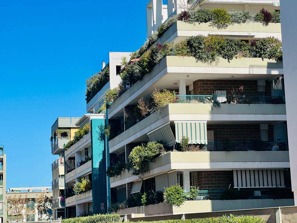 A Bari, nelle vicinanze del water front, precisamente in Via Fallacara, all'interno del complesso residenziale di recente costruzione Parco Verde 2 , proponiamo in vendita un appartamento di mq 110 