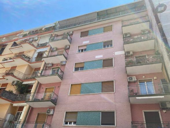 SAN PASQUALE, BARI, Apartment for sale of 135 Sq. mt., Be restored, Heating Individual heating system, Energetic class: F, placed at 5° on 6, composed by: 4 Rooms, Separate kitchen, , 3 Bedrooms, 1 