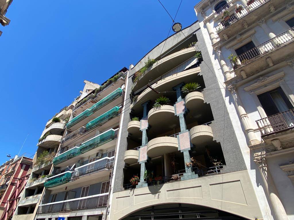 A Bari, precisamente in Via Crisanzio in contesto in fase di ristrutturazione, dotato ascensore, proponiamo in vendita un interessante appartamento 