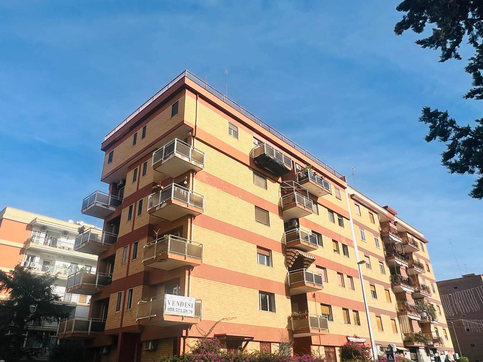 POGGIOFRANCO, BARI, Apartment for sale of 120 Sq. mt., Be restored, Heating Centralized, placed at 1°, composed by: 4 Rooms, Separate kitchen, , 2 Bedrooms, 2 Bathrooms, Parking space, Elevator, 