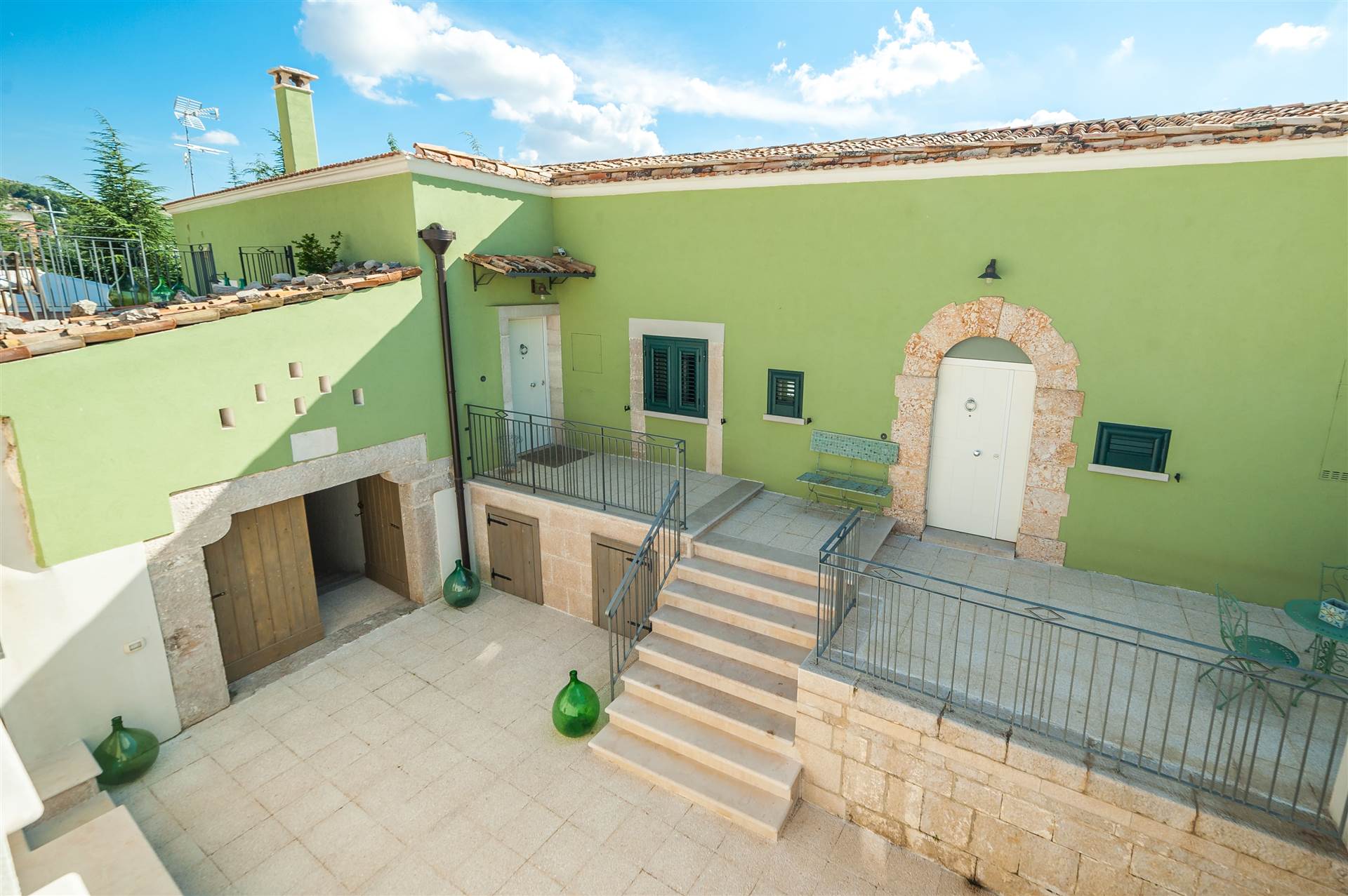 MINERVINO MURGE, Homestead for sale of 350 Sq. mt., Almost new, Heating Individual heating system, Energetic class: B, Epi: 157,43 kwh/m2 year, placed at Ground, composed by: 9 Rooms, Separate 
