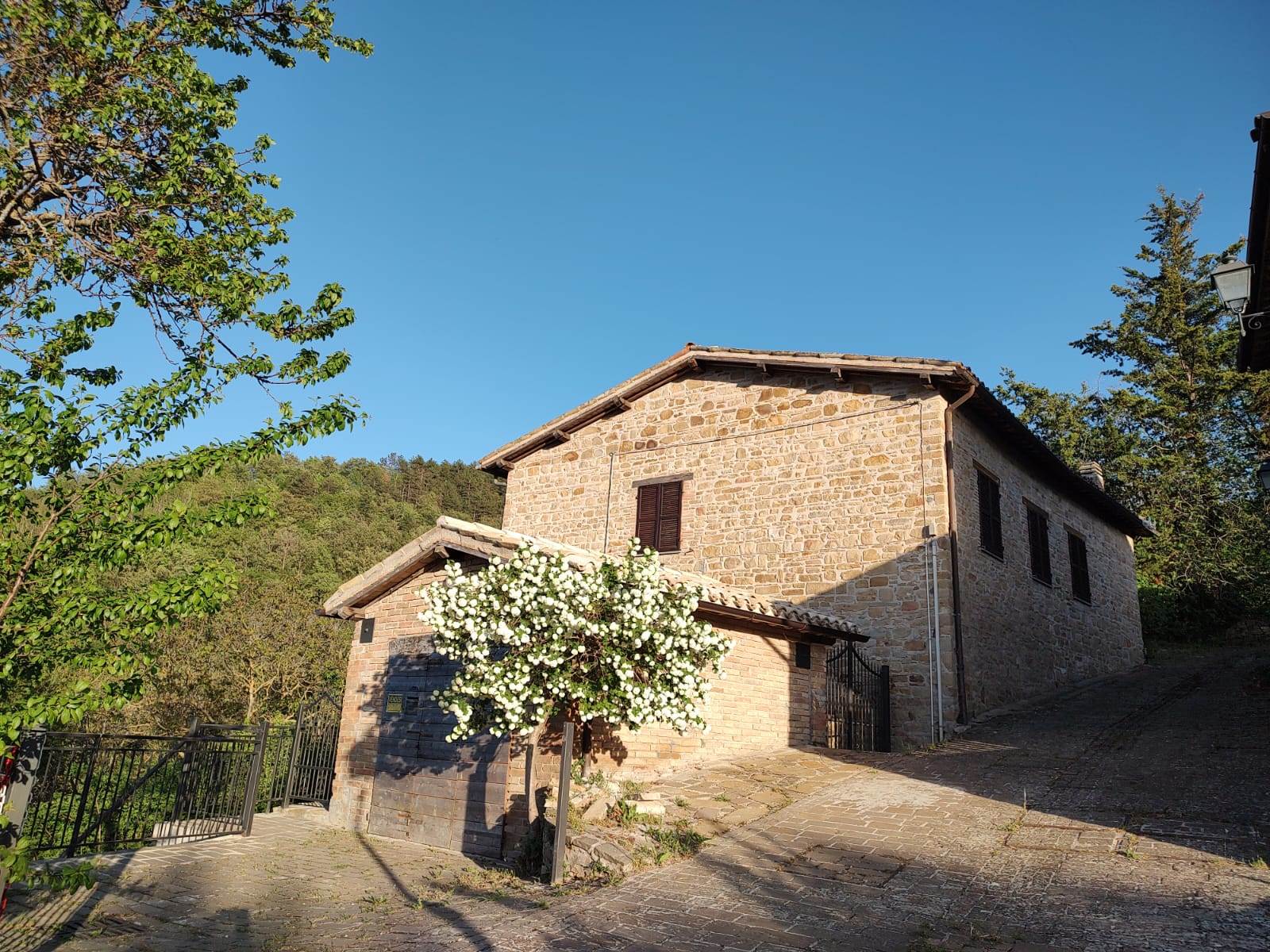 Casa singola in Frazione Isola a Pievebovigliana