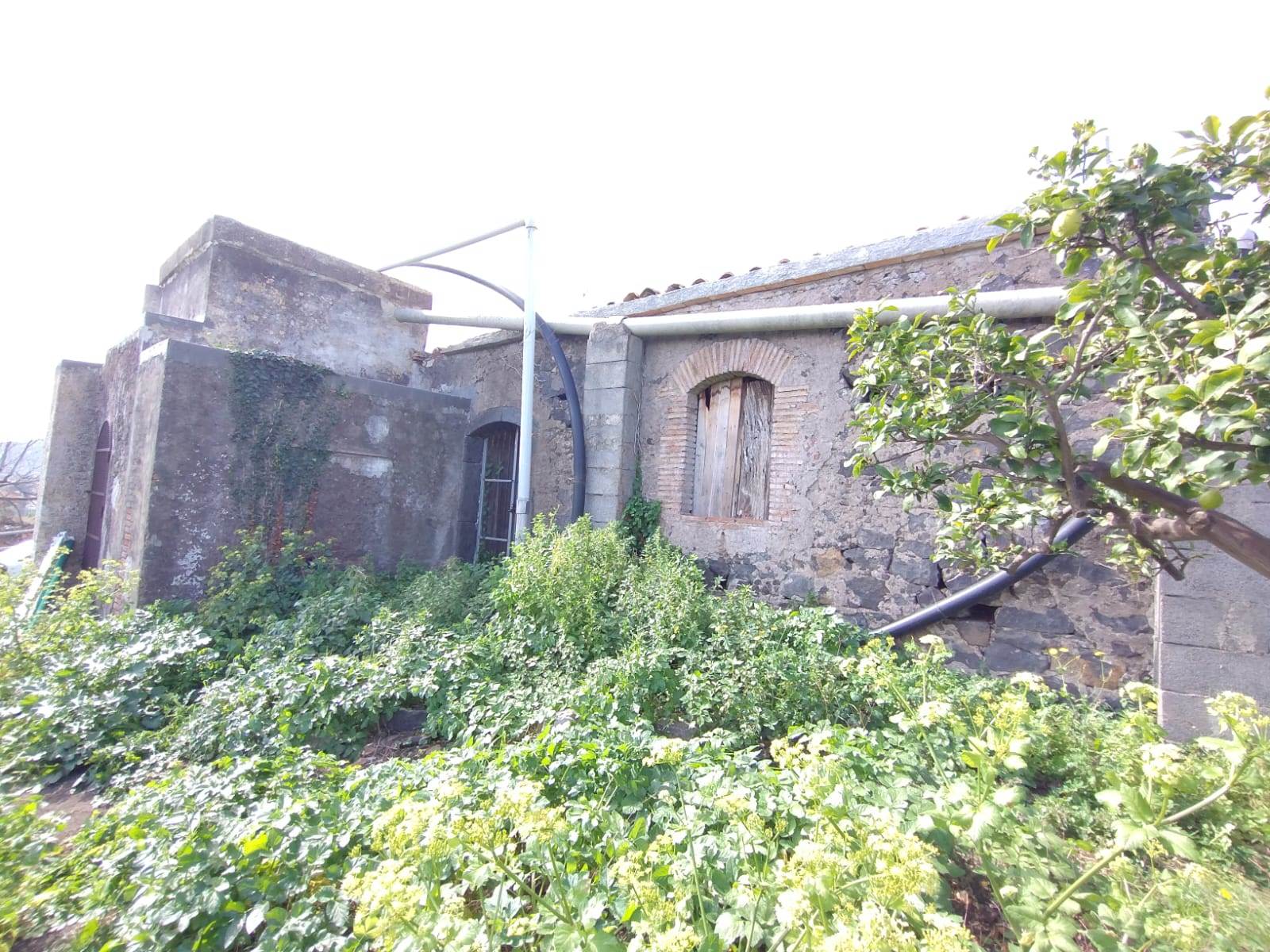 ACIREALE, Agricultural land for sale of 3570 Sq. mt., Be restored, Energetic class: Not subject, placed at Ground, composed by: 2 Rooms, Garden, 