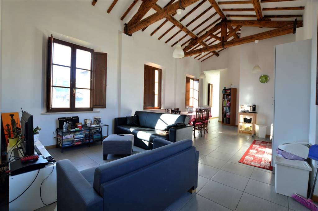 FUORI PORTA OVILE, SIENA, Apartment for sale of 127 Sq. mt., Restored, Heating To floor, Energetic class: G, Epi: 432,23 kwh/m2 year, placed at Ground, composed by: 5 Rooms, Kitchenette, , 4 Bedrooms,