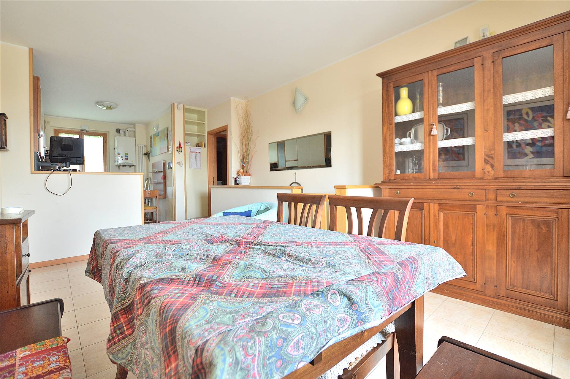 In località Casetta, in piacevole contesto residenziale, proponiamo ampio appartamento con resede posto al piano terra rialzato di una bella 