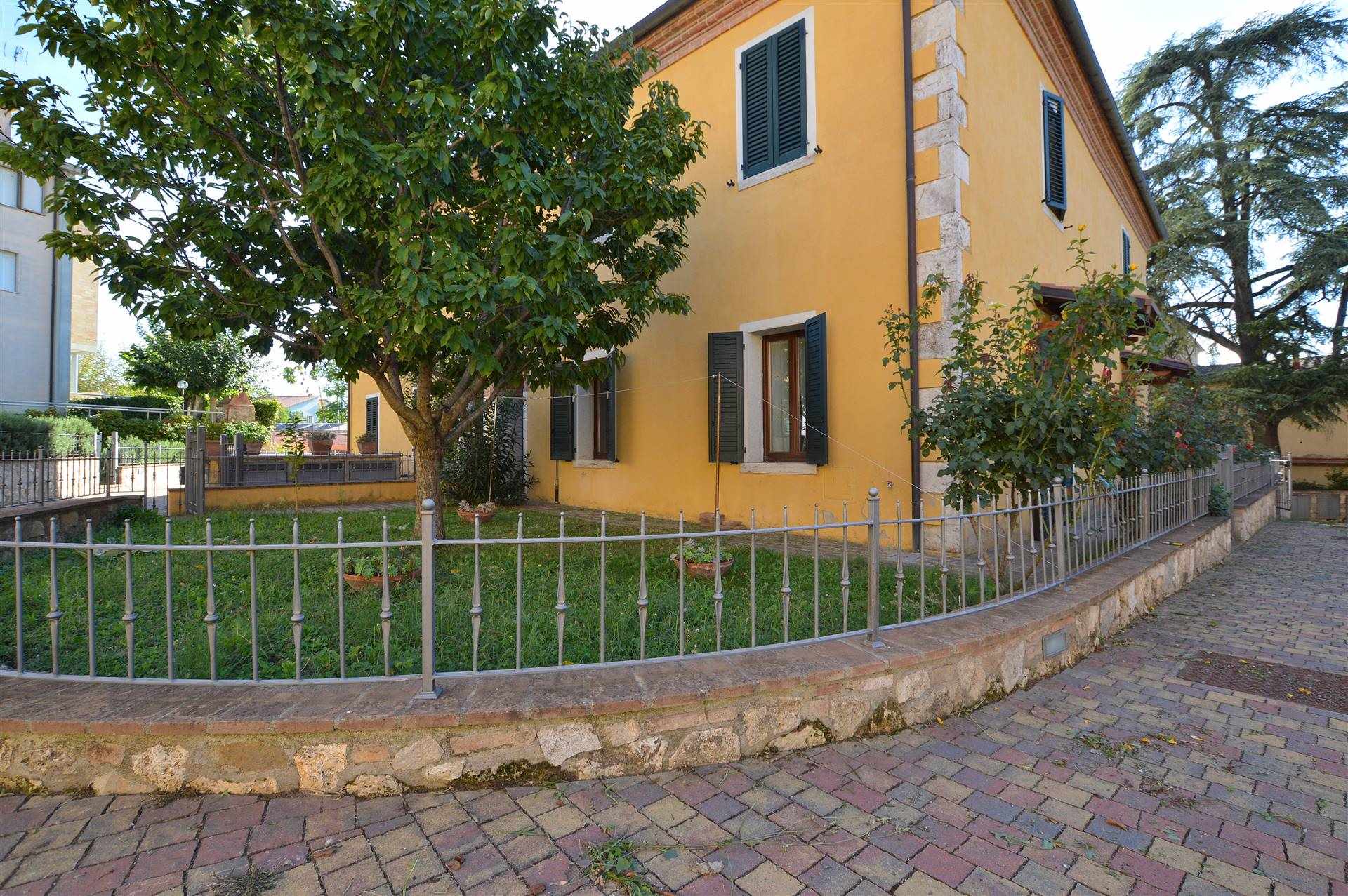 Rapolano Terme, in piacevole contesto residenziale di recente costruzione, proponiamo appartamento al piano terra con ingresso indipendente e 
