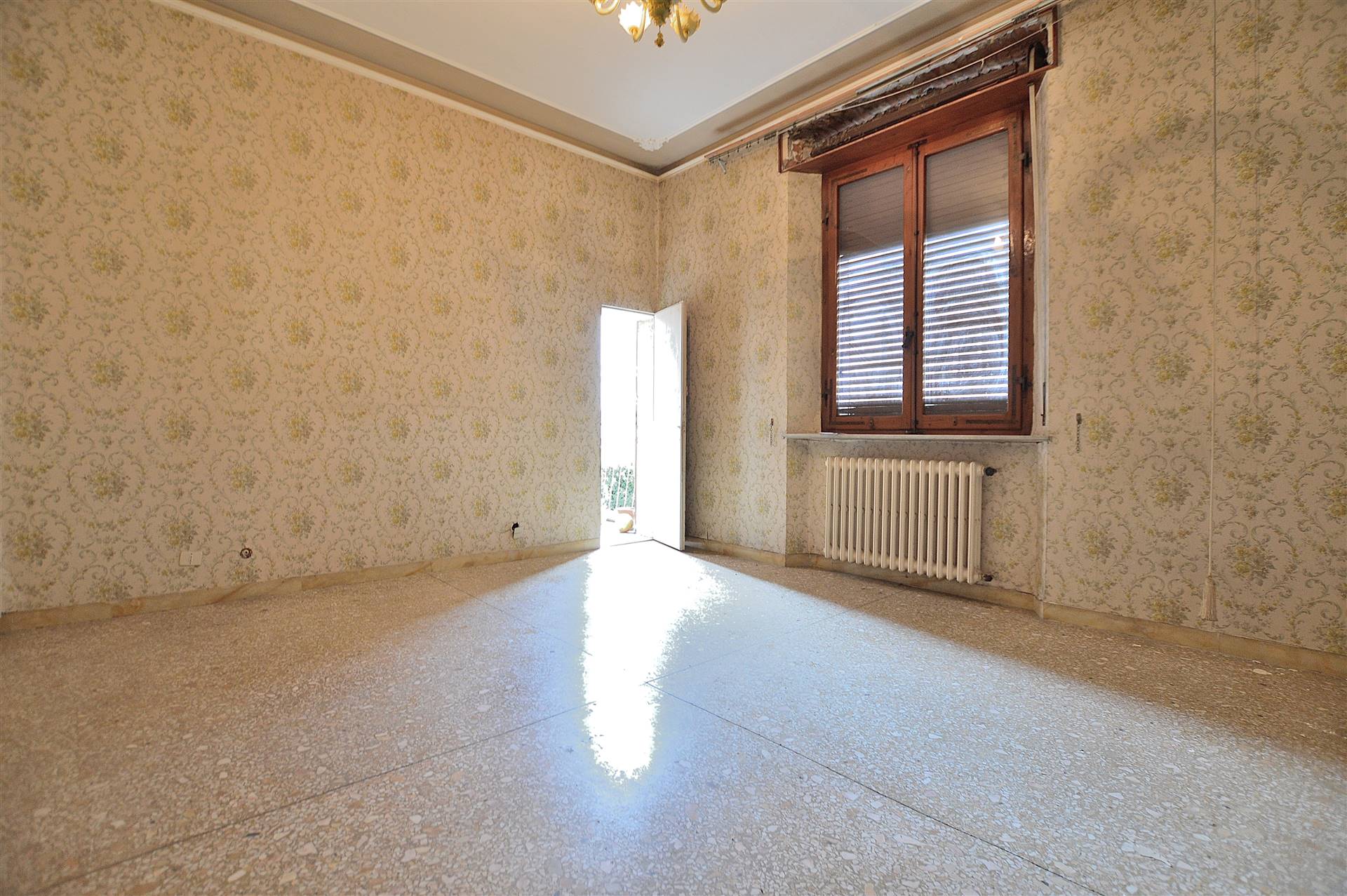 SAN PROSPERO, SIENA, Apartment for sale of 135 Sq. mt., Be restored, Heating Individual heating system, Energetic class: G, Epi: 175 kwh/m2 year, placed at 1° on 3, composed by: 6 Rooms, Separate 