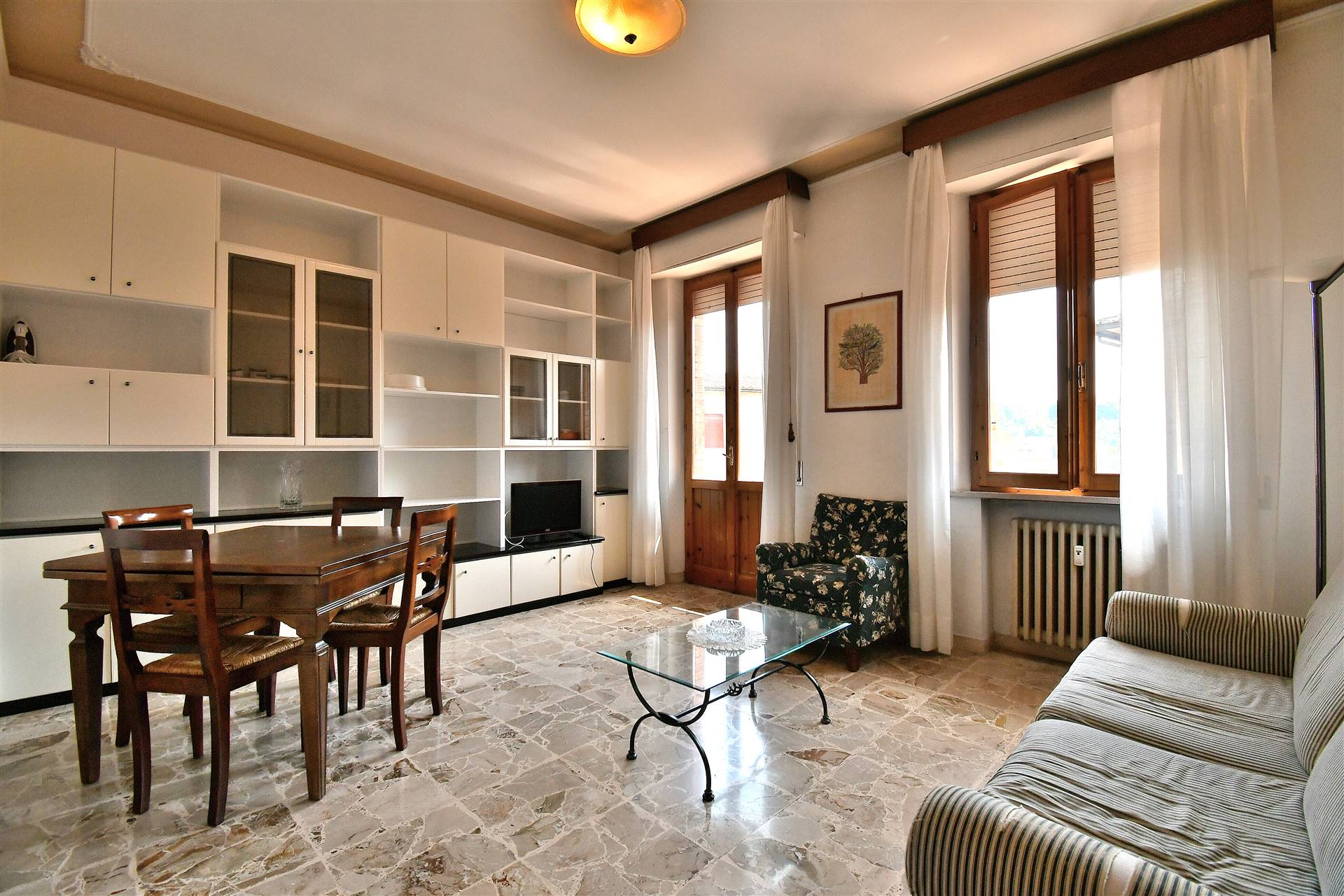 Appartamento libero su tre lati e disposto su un unico livello, sviluppato al secondo piano di una piccola palazzina, si compone di ingresso, cucina 