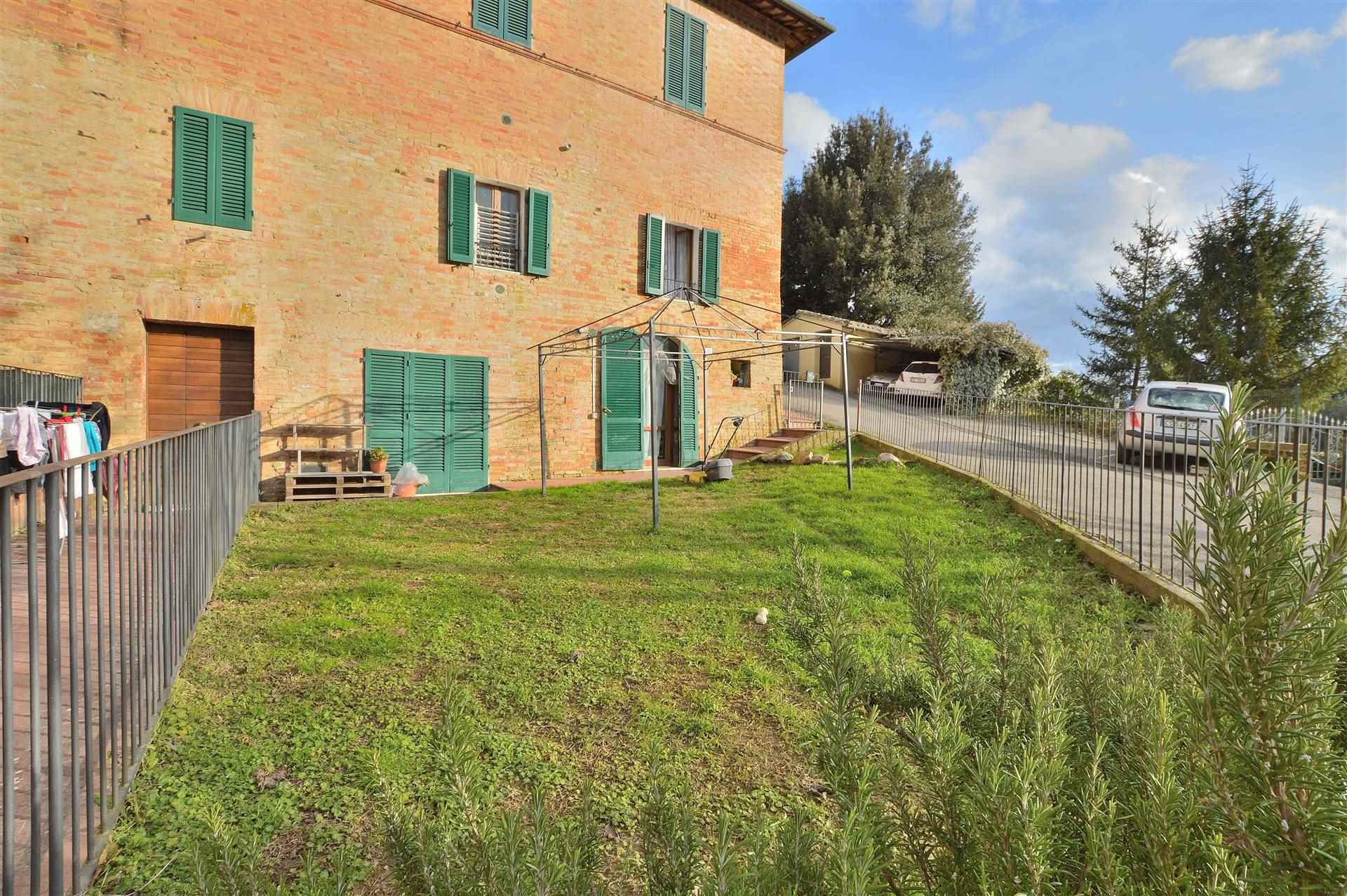 PIAN DELLE FORNACI, SIENA, Apartment for sale of 157 Sq. mt., Good condition, Heating Individual heating system, Energetic class: G, Epi: 175 kwh/m2 year, placed at Ground on 2, composed by: 6 Rooms, 