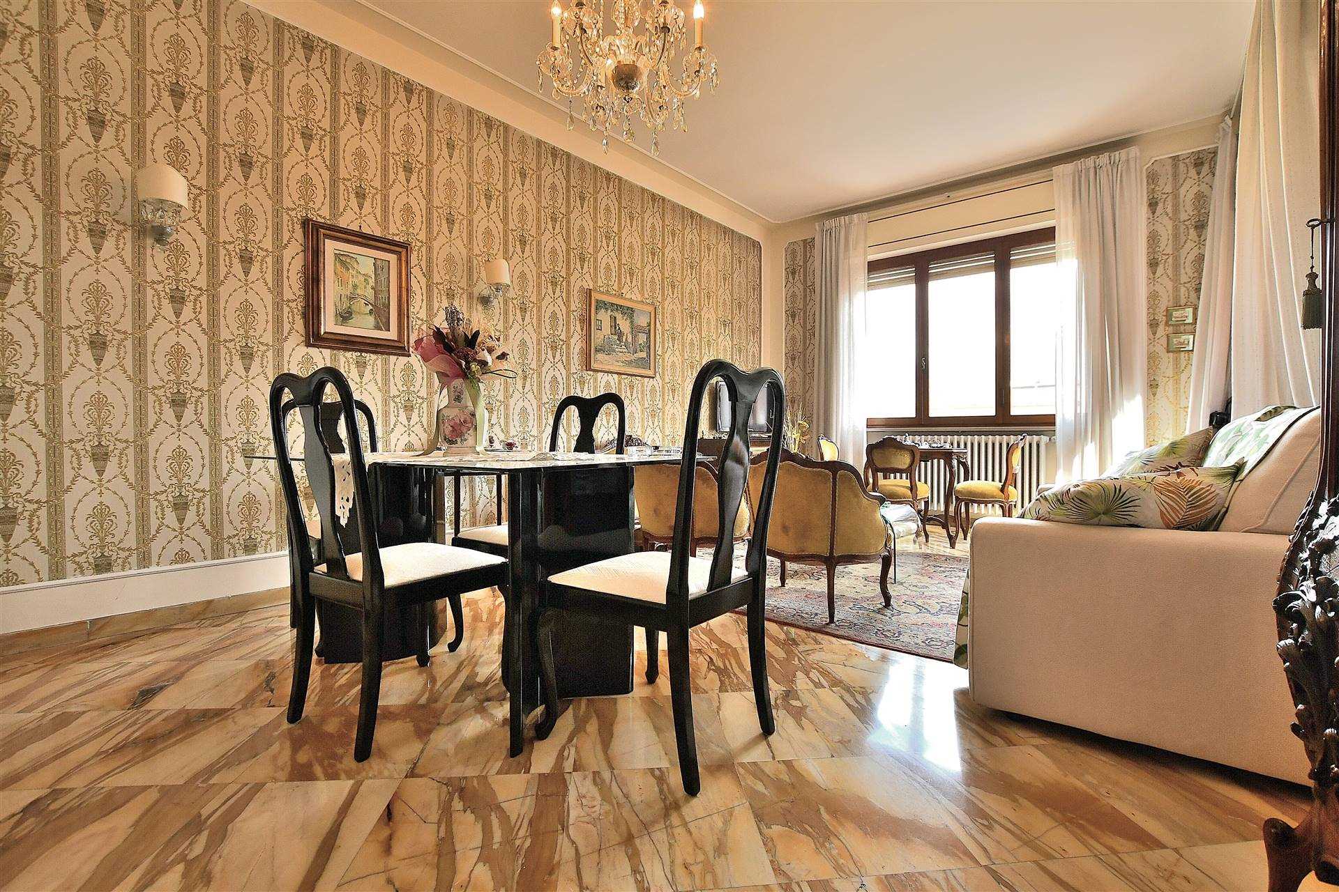 MAZZINI, SIENA, Apartment for sale of 114 Sq. mt., Habitable, Heating Centralized, Energetic class: G, Epi: 175 kwh/m2 year, placed at 2° on 2, composed by: 4 Rooms, Separate kitchen, , 2 Bedrooms, 1 