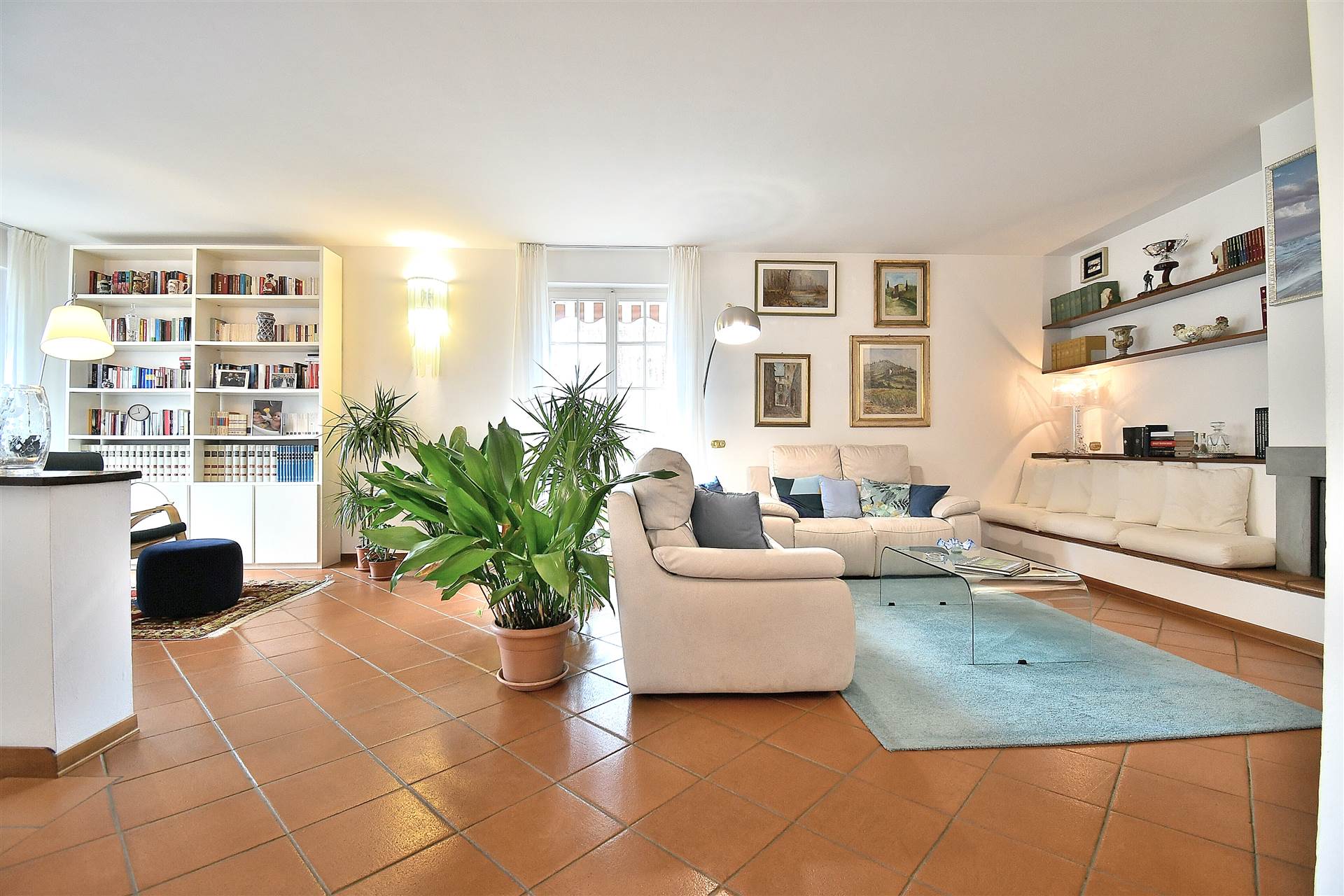 Monteroni d'Arbia, in piacevole contesto residenziale, proponiamo splendido appartamento con ampio giardino privato all'interno di una bella villetta trifamiliare edificata nel 1984 e successivamente 
