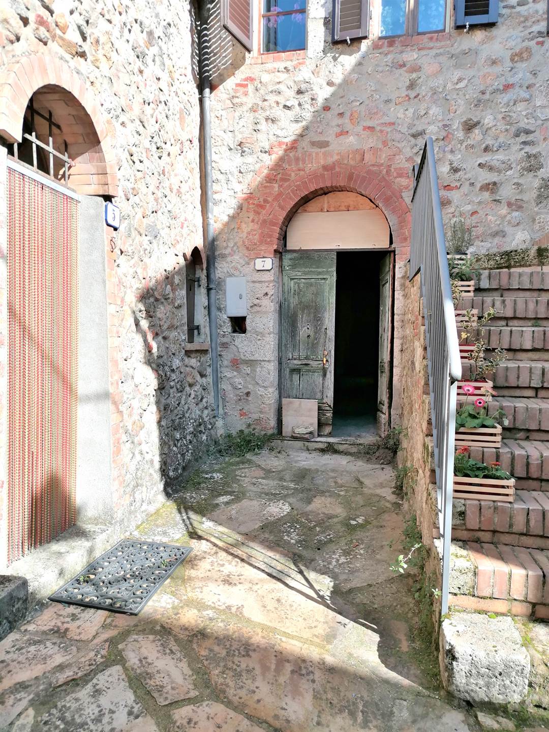 All'interno del caratteristico borgo Medioevale di San Lorenzo a Merse, appartamento posto al piano terreno con ingresso singolo e sviluppato su un 