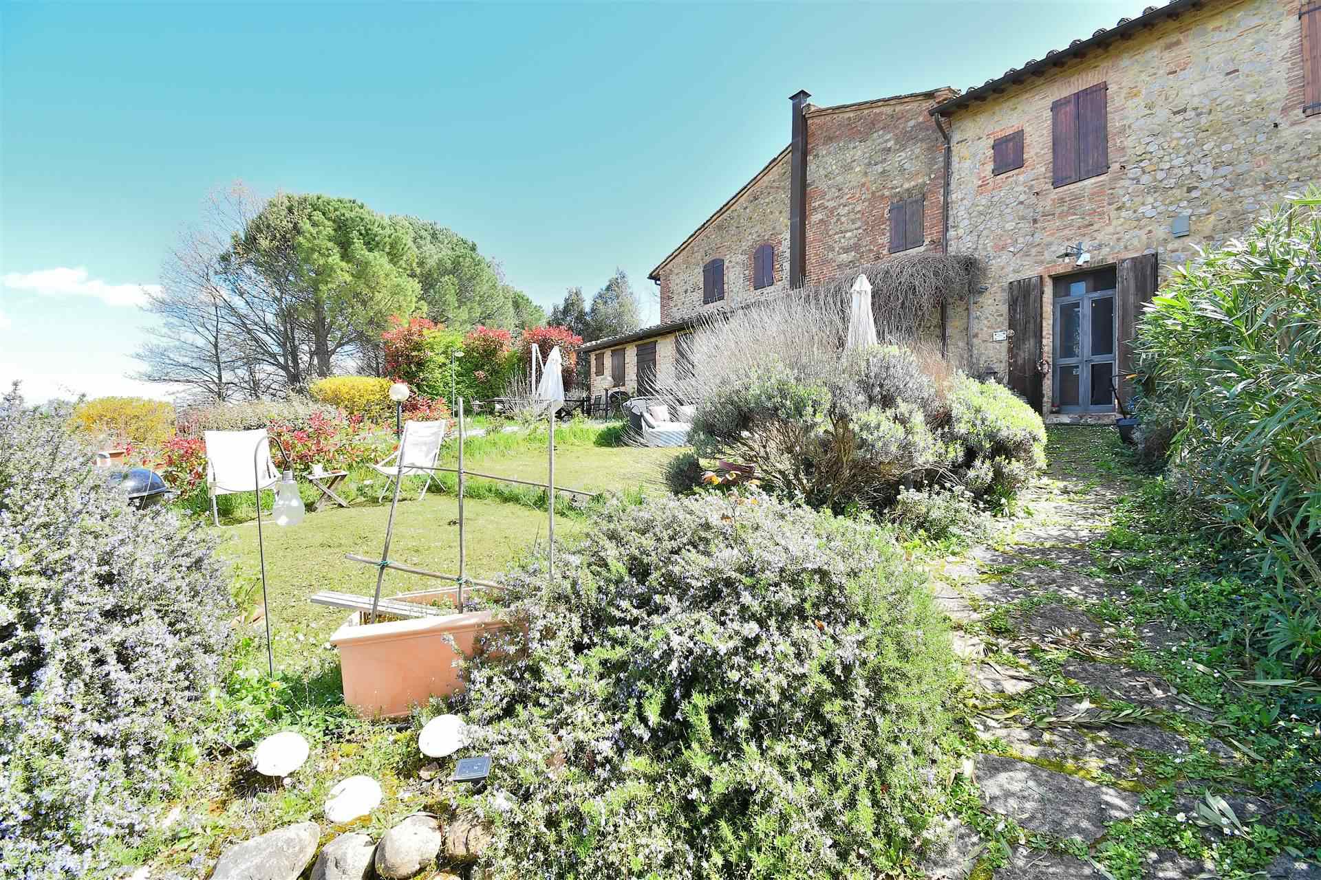Nelle vicinanze di Castelnuovo Berardenga, con splendida vista sul Chianti, proponiamo appartamento al piano terra di circa 80 mq. all'interno di un casale completamente ristruttutrato con piscina 