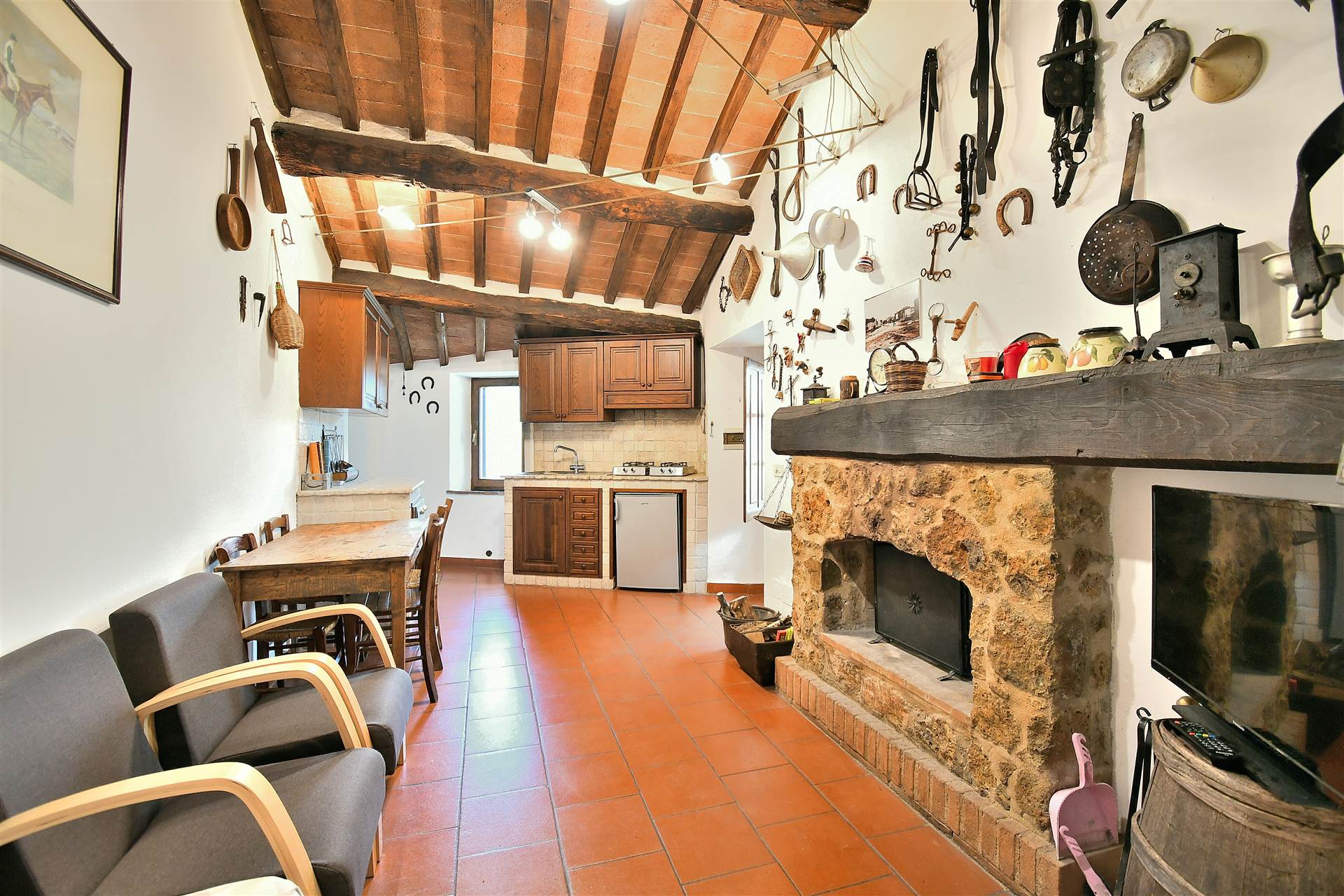 Nel bellissimo borgo medioevale di Lupompesi, vendesi graziosa abitazione posta al piano primo con ingresso singolo, soggiorno pranzo e angolo 