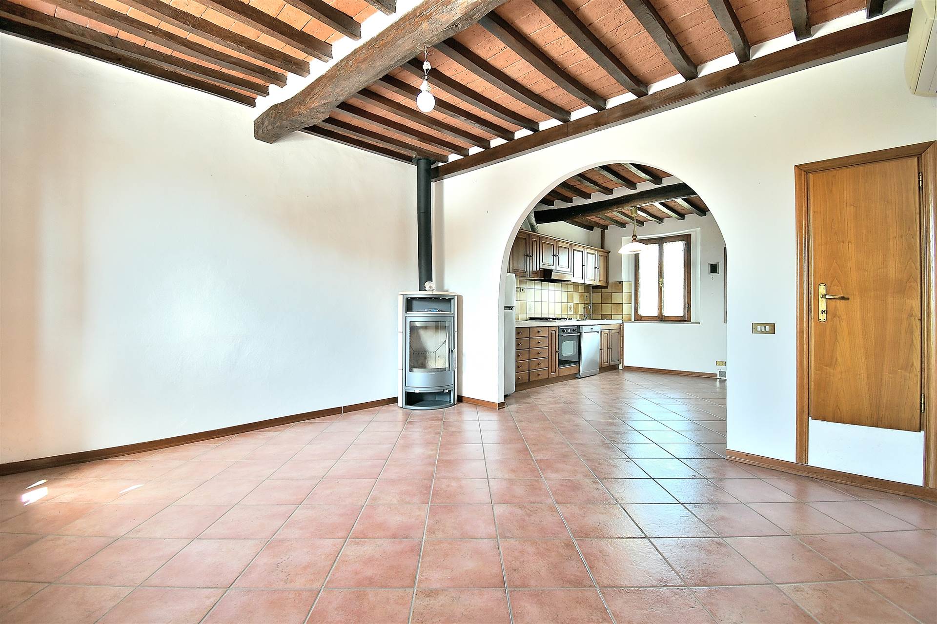 Monteriggioni, all'interno del Castello medievale, proponiamo appartamento al secondo ed ultimo piano di ca. 80 mq. con splendida vista sulla piazza 