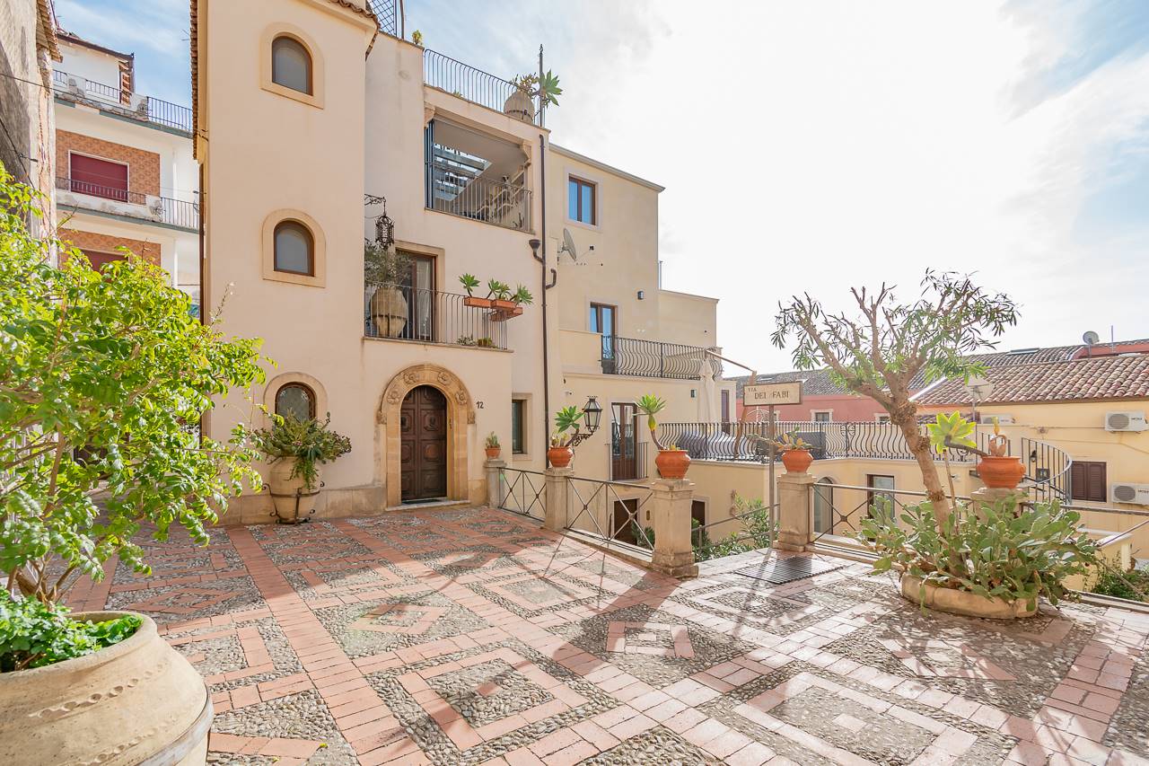Appartamento in Via Dei Fabi 1 in zona Centro a Taormina