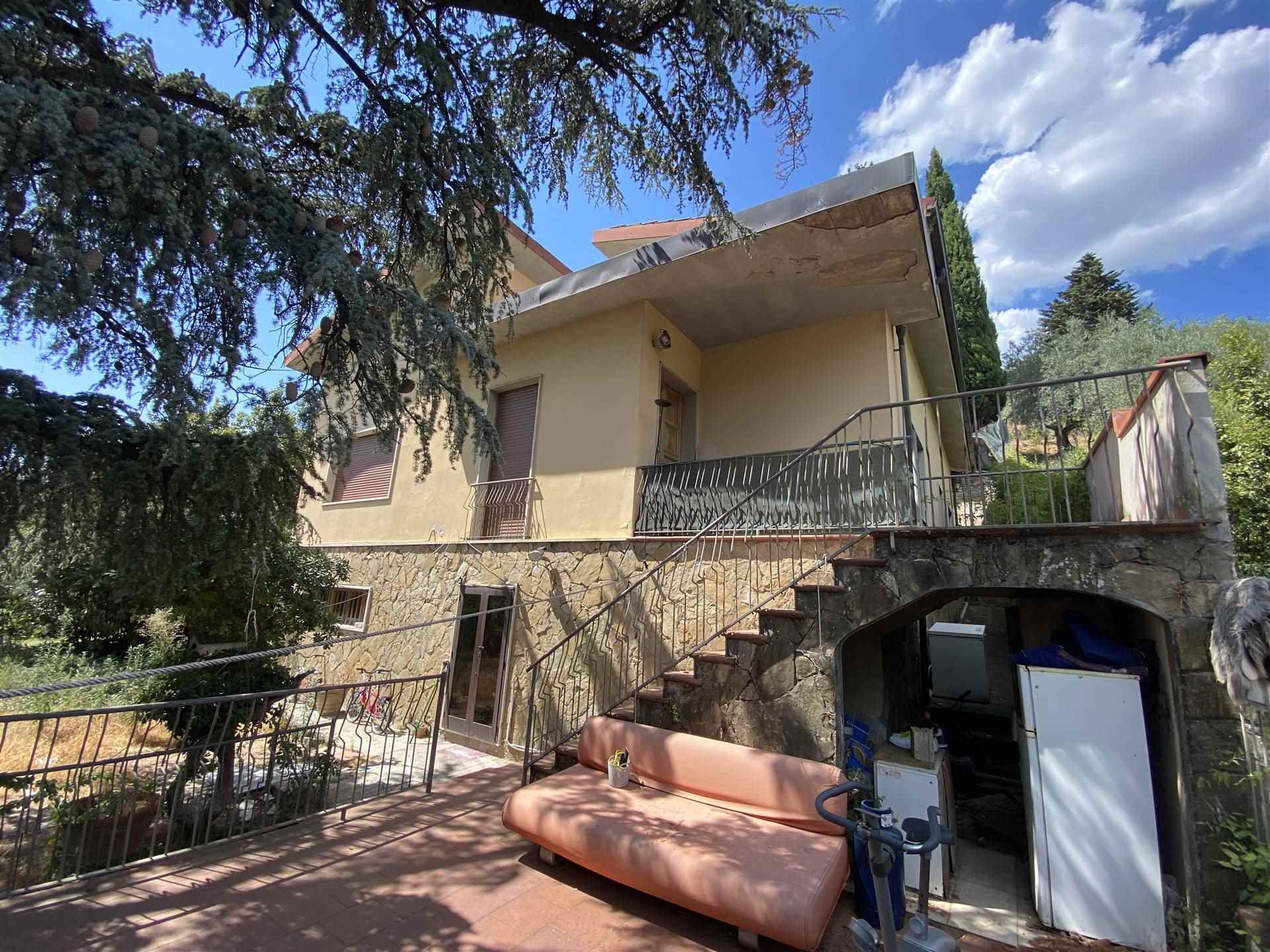 VILLA FIORITA, PRATO, Apartment for sale of 238 Sq. mt., Be restored, Heating Non-existent, Energetic class: G, Epi: 175 kwh/m2 year, composed by: 9.