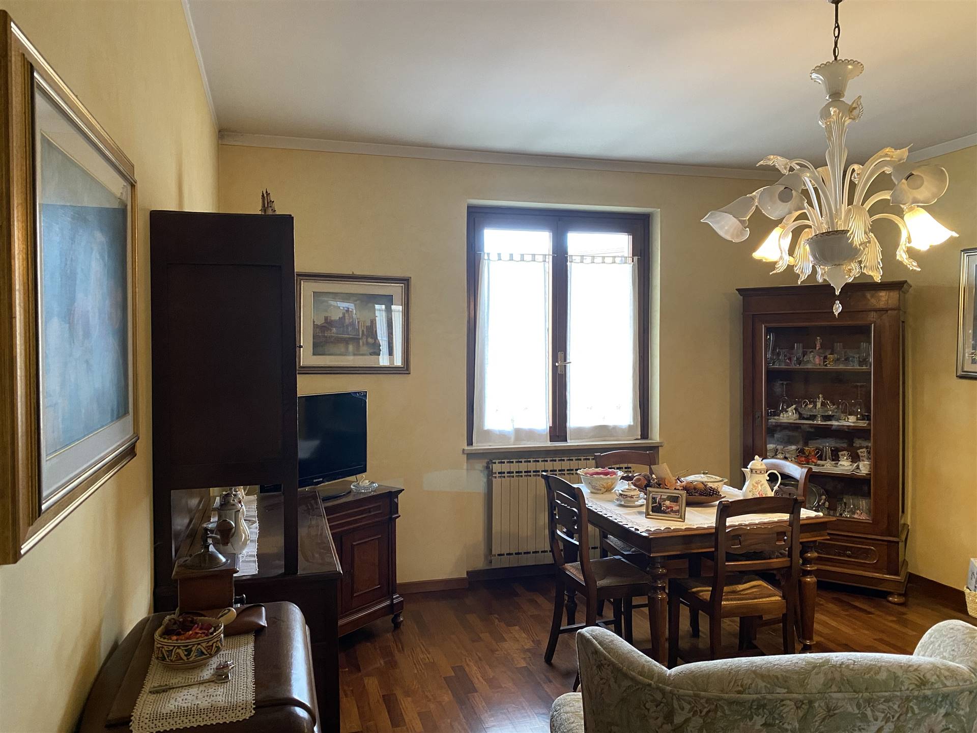 Close to the lake and to all the main services, we propose in a quiet context a three-room apartment on the first floor. The property consists of a living room with kitchen, a windowed bathroom with 