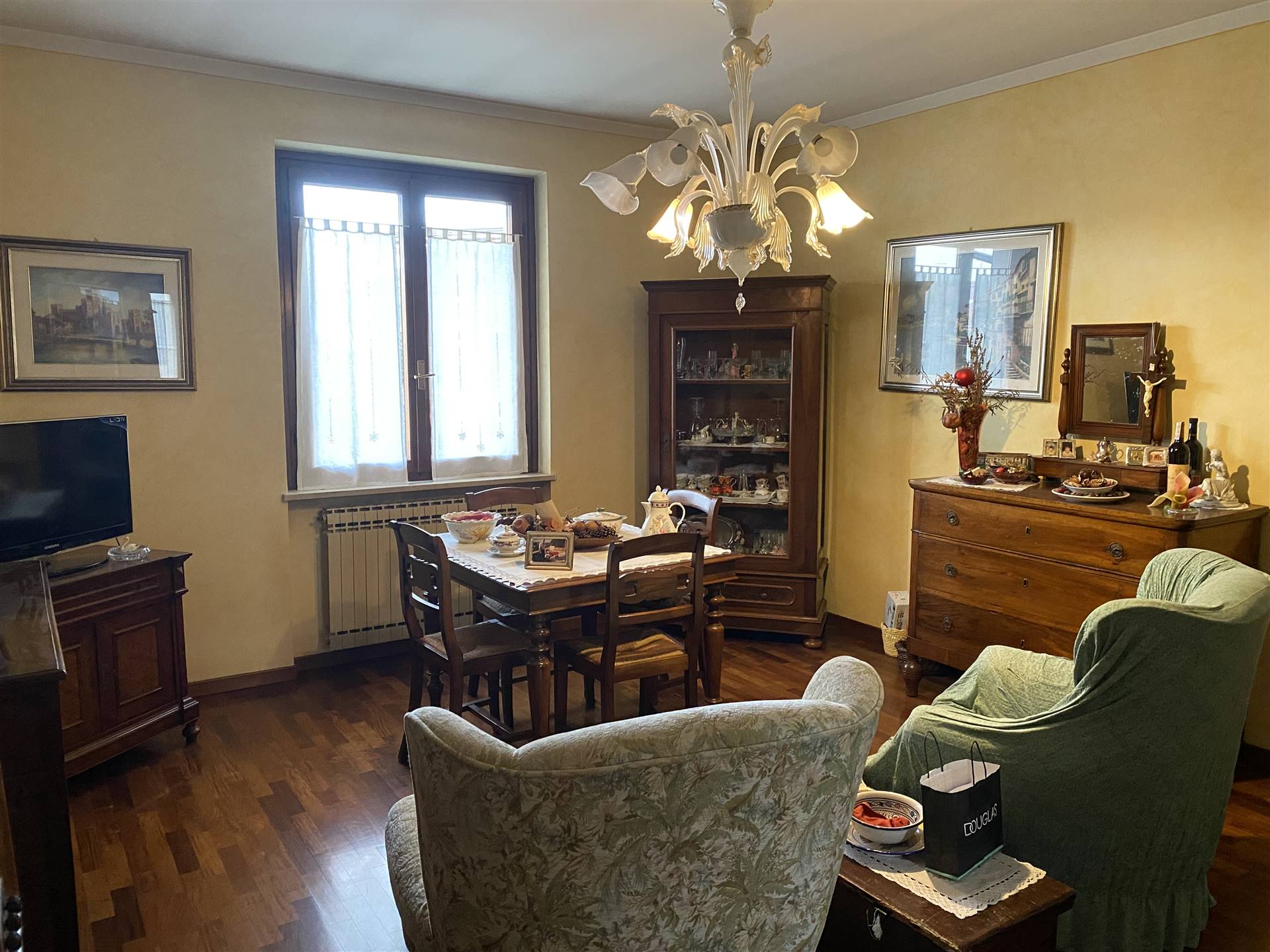 Close to the lake and to all the main services, we propose in a quiet context a three-room apartment on the first floor. The property consists of a living room with kitchen, a windowed bathroom with 