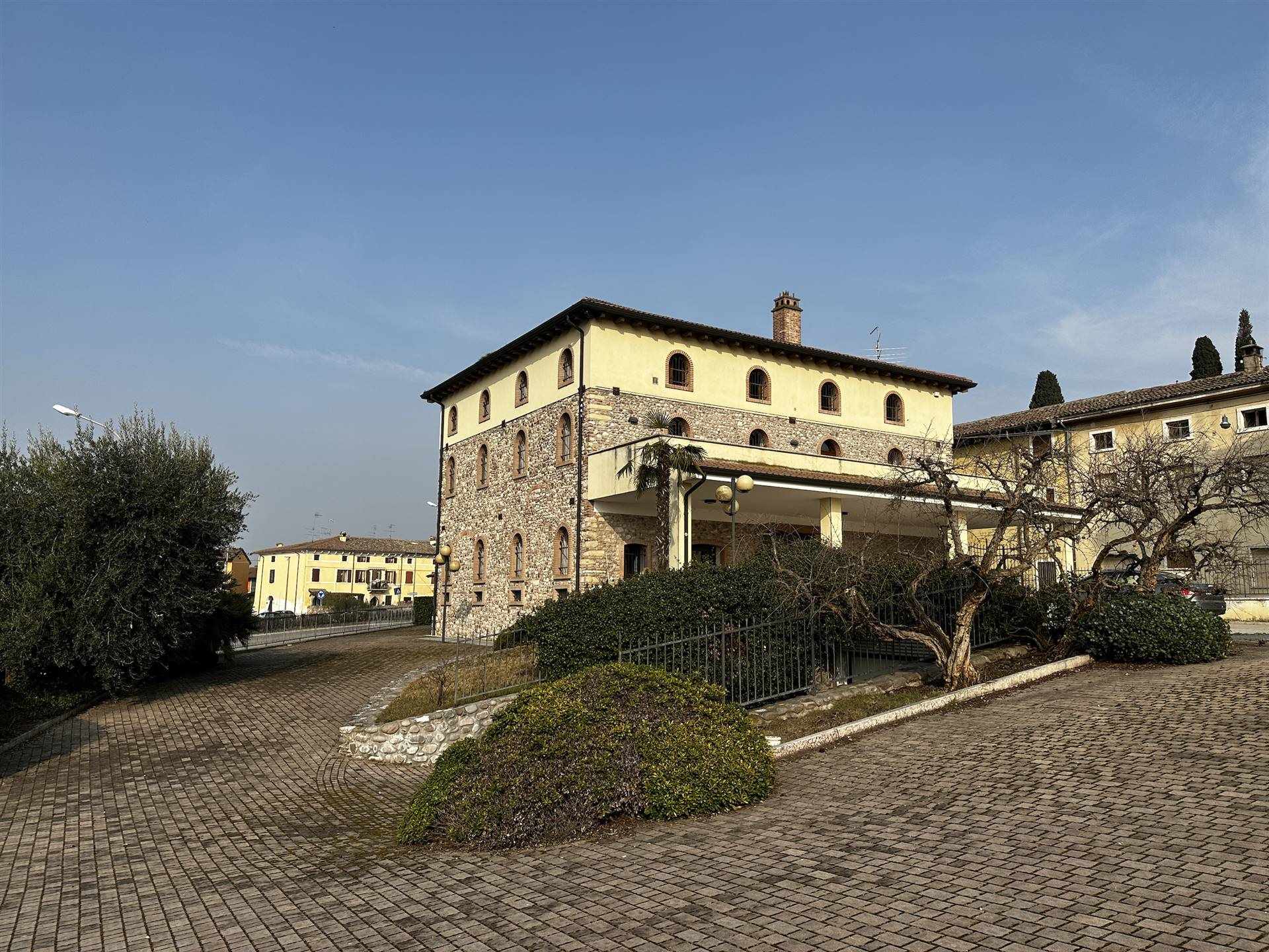 Il Palazzo si trova in località Sandrà, vicino alle terme di Colà e a pochi chilometri di distanza dal lago di Garda ( 5 km ). E' distribuito su 3 