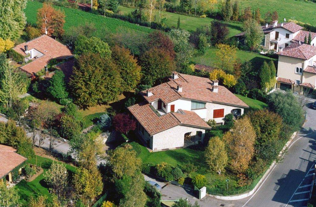 In the town centre, in a very quiet piedmont area and in a context of absolute privacy and immersed in nature, we propose a prestigious single villa 