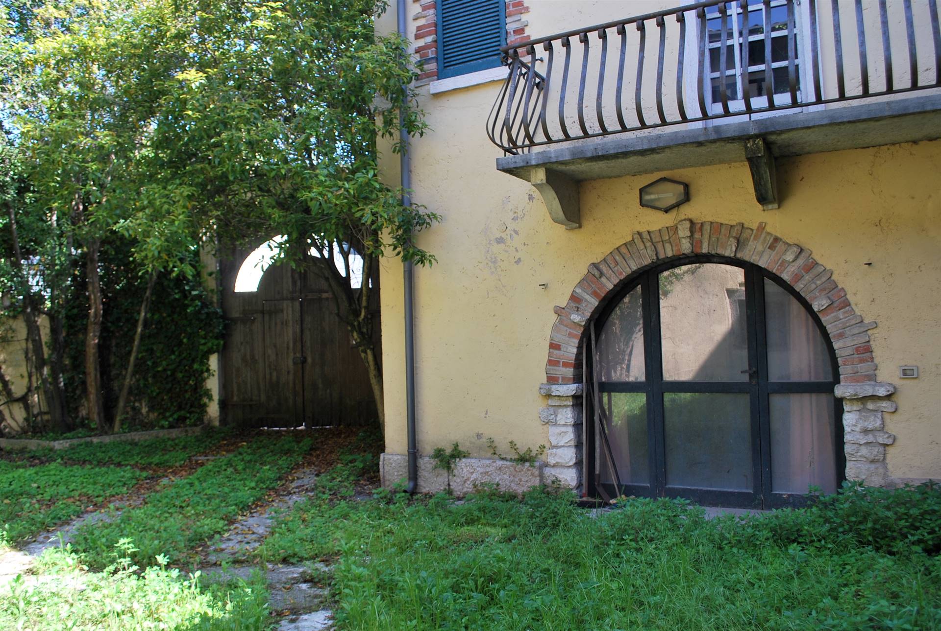 Bardolino, in the Cisano area and only 100 m from the lake, we offer rustic house to be renovated. The property currently consists of two buildings, 