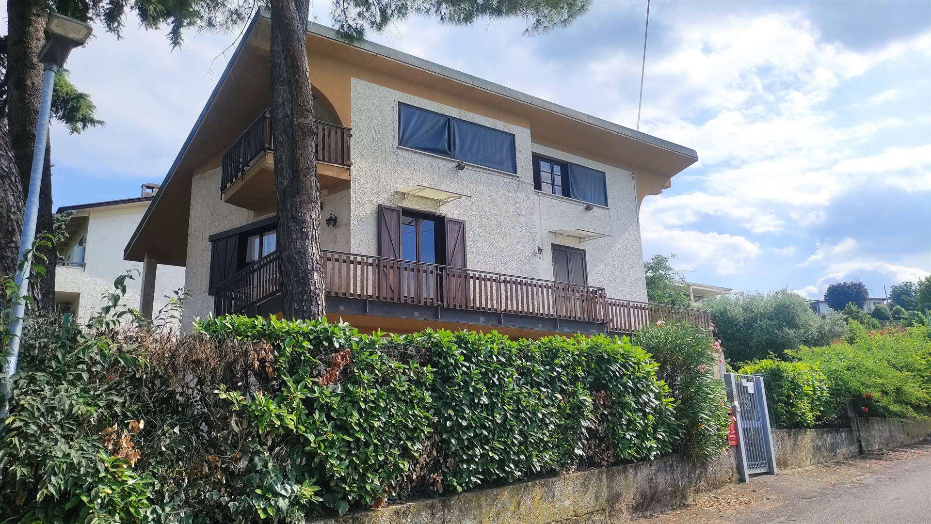 Peschiera del Garda - Boschetti - In strategischer Lage bieten wir Ihnen eine Villa auf einem 1000 qm großen Grundstück an, die sich auf drei Ebenen 