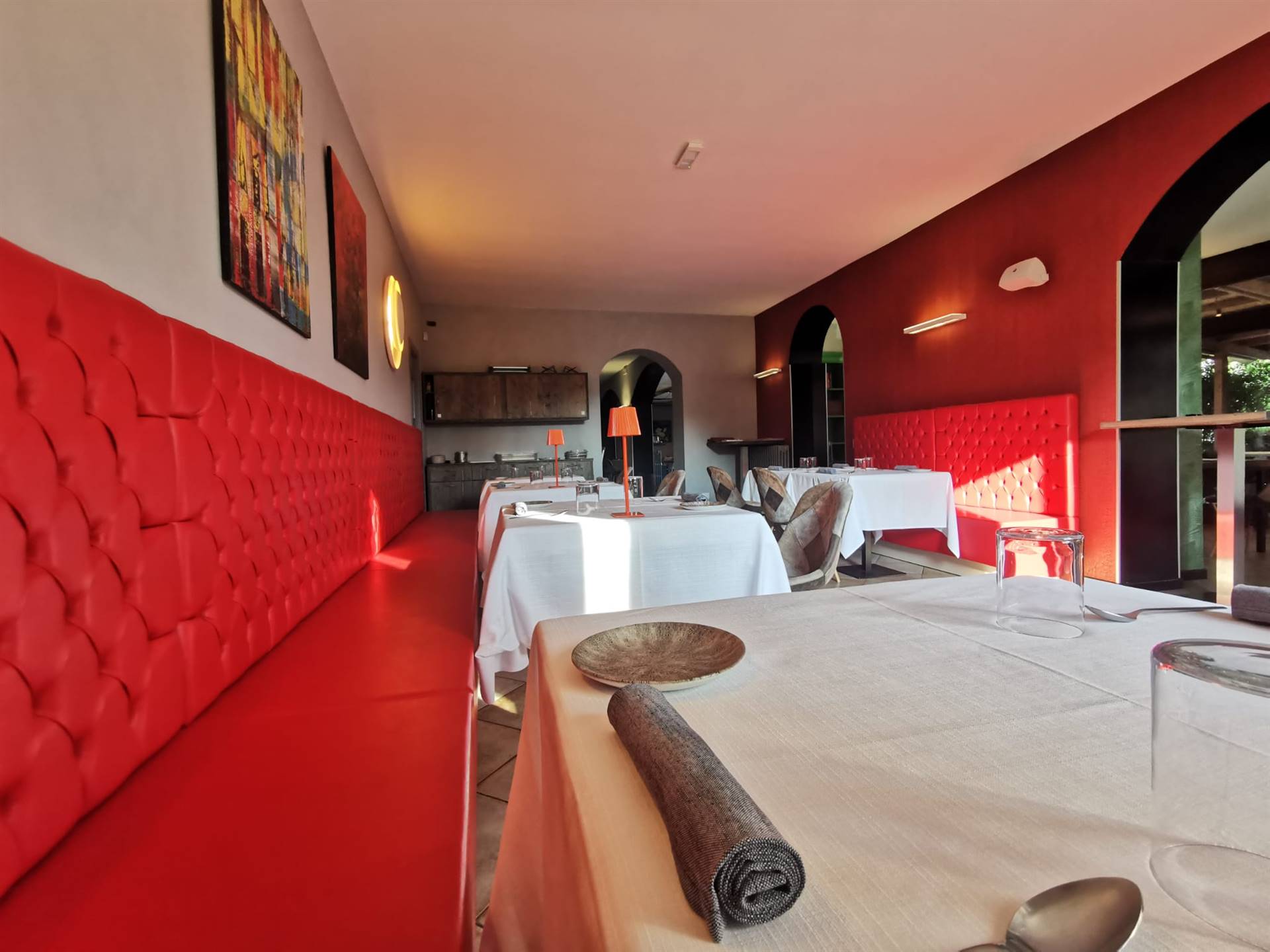 Im historischen Zentrum von San Felice del Benaco bieten wir eine Restaurantlizenz, renovierte und komfortable Räumlichkeiten, moderne und stilvolle 