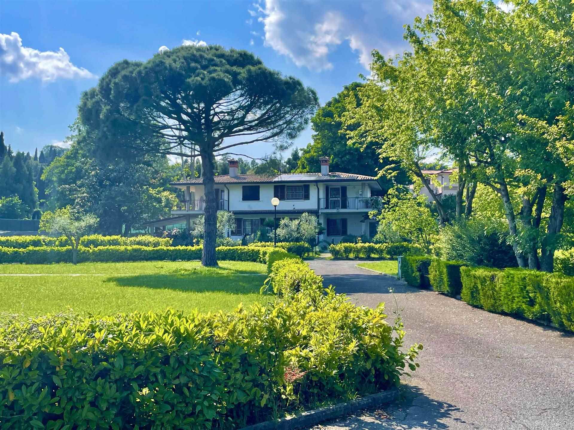 In una splendida e tranquilla zona residenziale a Padenghe sul Garda, a soli 500 metri dal lago ed a dieci minuti in bicicletta dalla vivace Desenzano, proponiamo in vendita una porzione di villa 