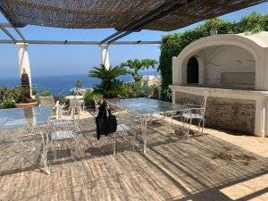 Rif: PORRICELLI DONATO - Arco Immobiliare Luxury propone in vendita sull'isola di Capri, nella zona più esclusiva con vista mozzafiato una prestigiosa villa a pochi passi dalla Piazzetta. La 