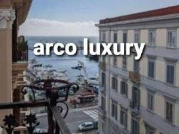 Appartamento in vendita a Napoli Chiaia