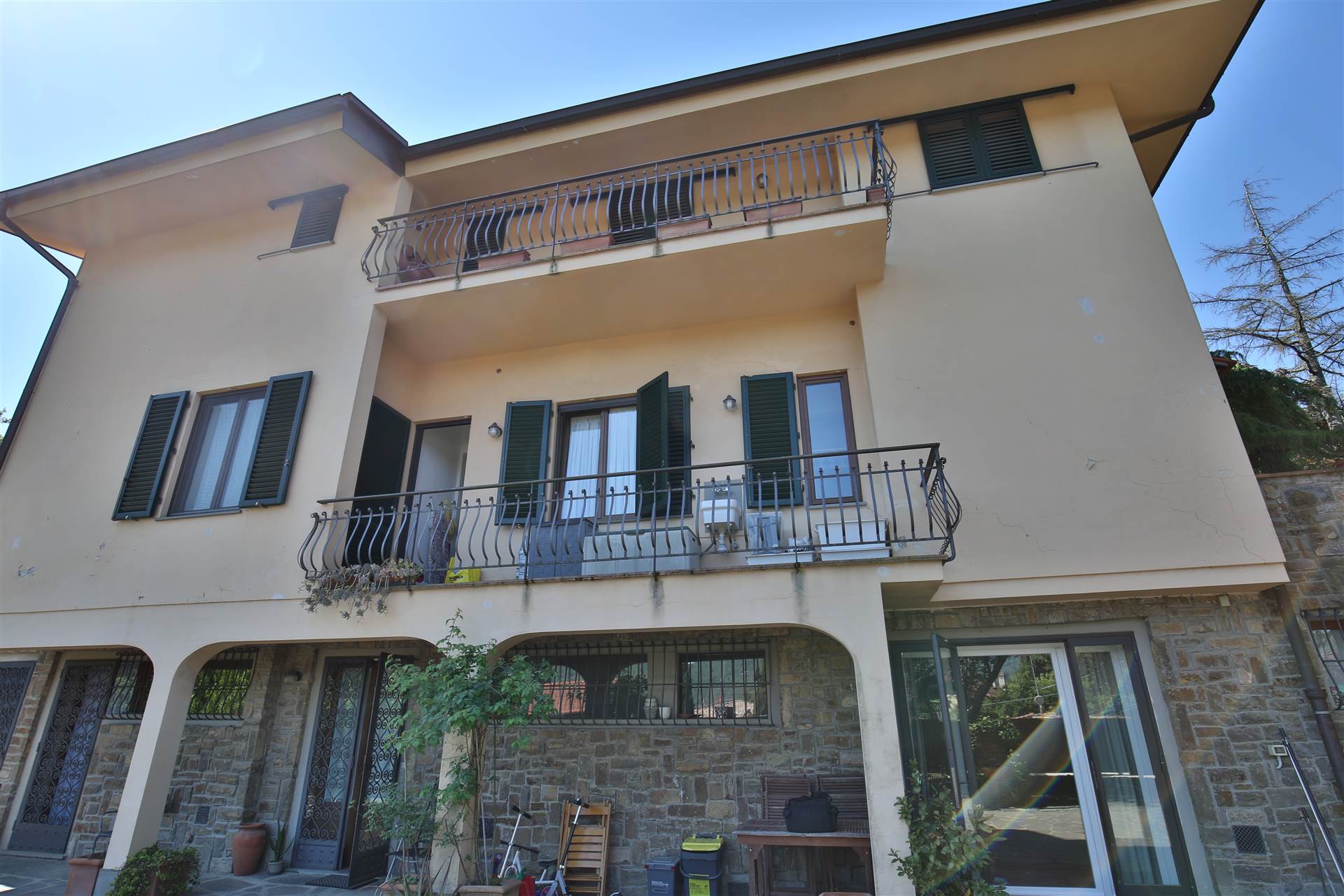 Nel borgo di Montebeni, a soli venti minuti da Firenze, proponiamo in esclusiva una splendida villa moderna indipendente di 350 mq netti, in buono 