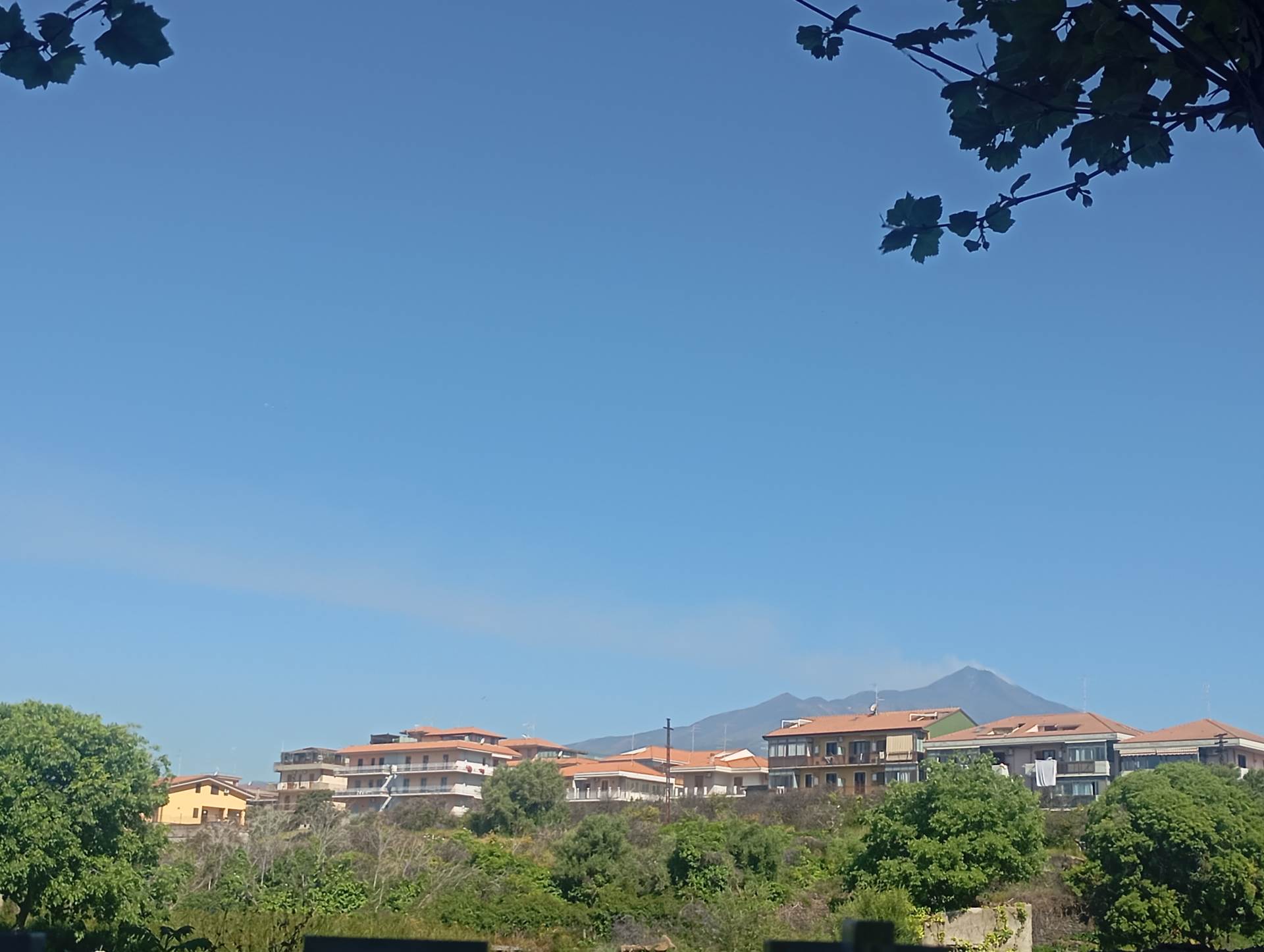 Acireale e precisamente in Via dei Platani DIMENSIONE CASA REAL ESTATE Vende Terreno edificabile di 1150mq circa totalmente pianeggiante, recintato , 